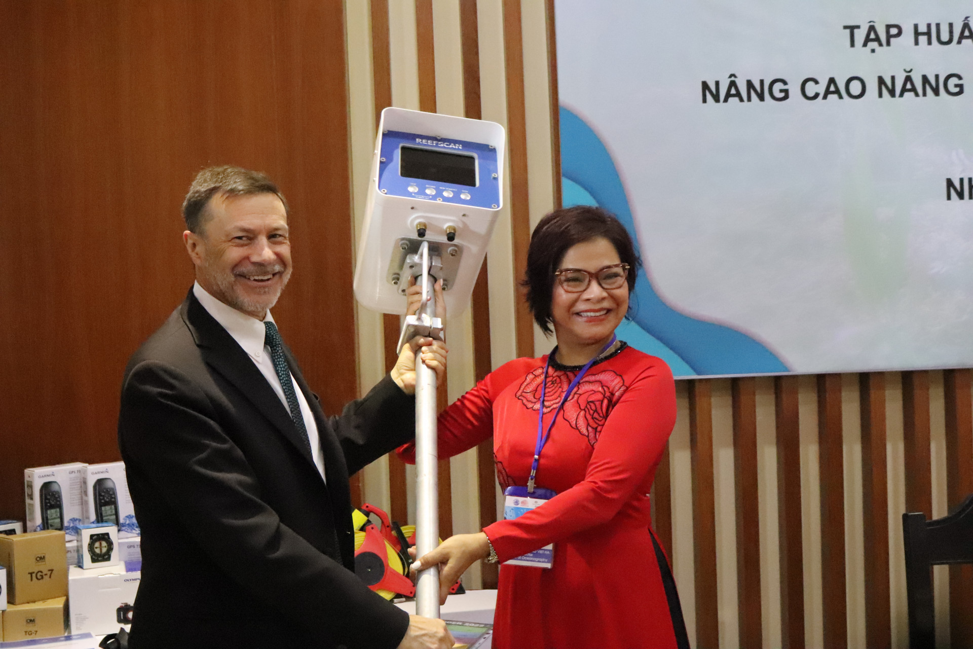 Ông Andrew Goledzinowski - Đại sứ Australia tại Việt Nam tặng tặng thiết bị nghiên cứu cho Việt Hải Dương học.