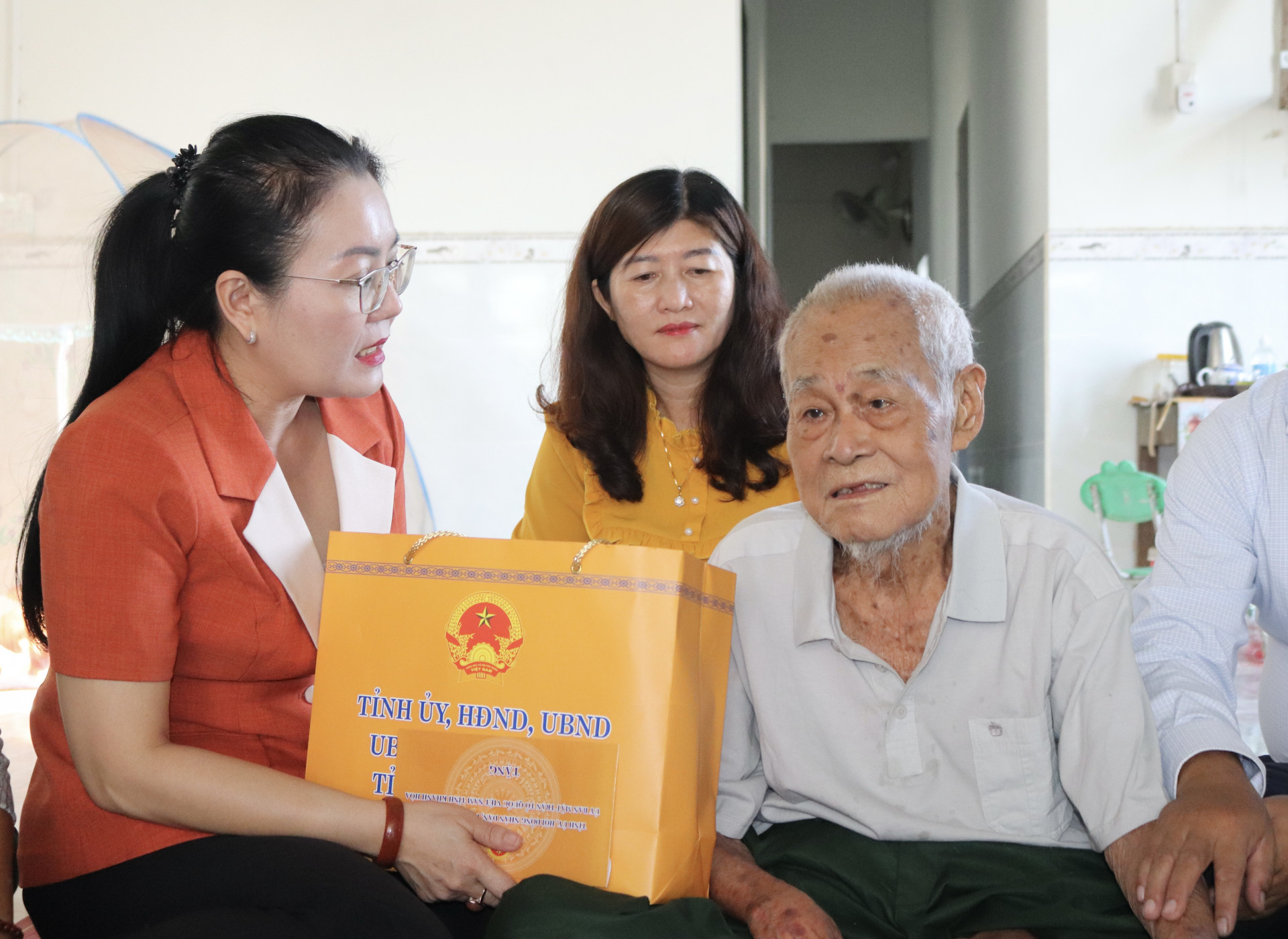 Bà Phạm Thị Xuân Trang thăm, tặng quà cho ông Triệu Văn Thường.
