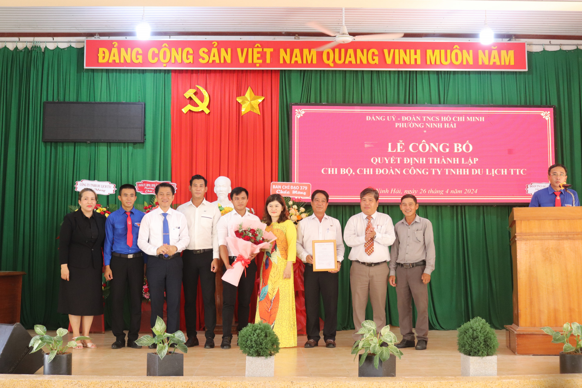 Đảng ủy phường Ninh Hải trao Quyết định thành lập chi bộ Công ty TNHH Du lịch TTC.