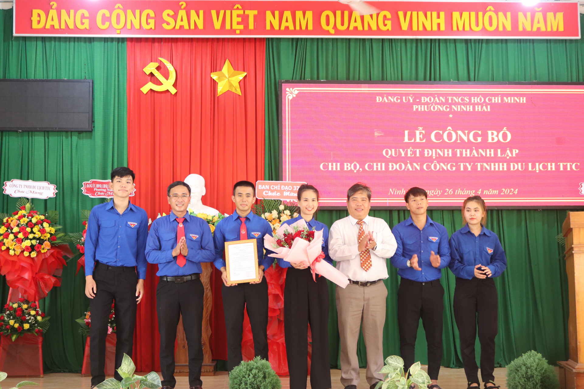 Đoàn phường Ninh Hải trao Quyết định thành lập Chi đoàn Công ty TNHH Du lịch TTC 