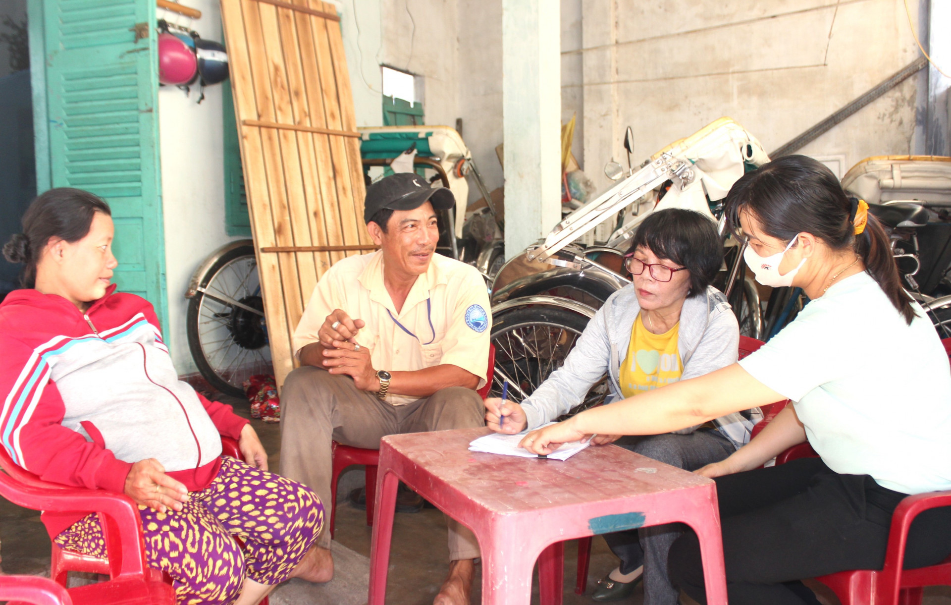 Cán bộ phường Phước Long (TP. Nha Trang) khảo sát mức sống, thu nhập của người dân.