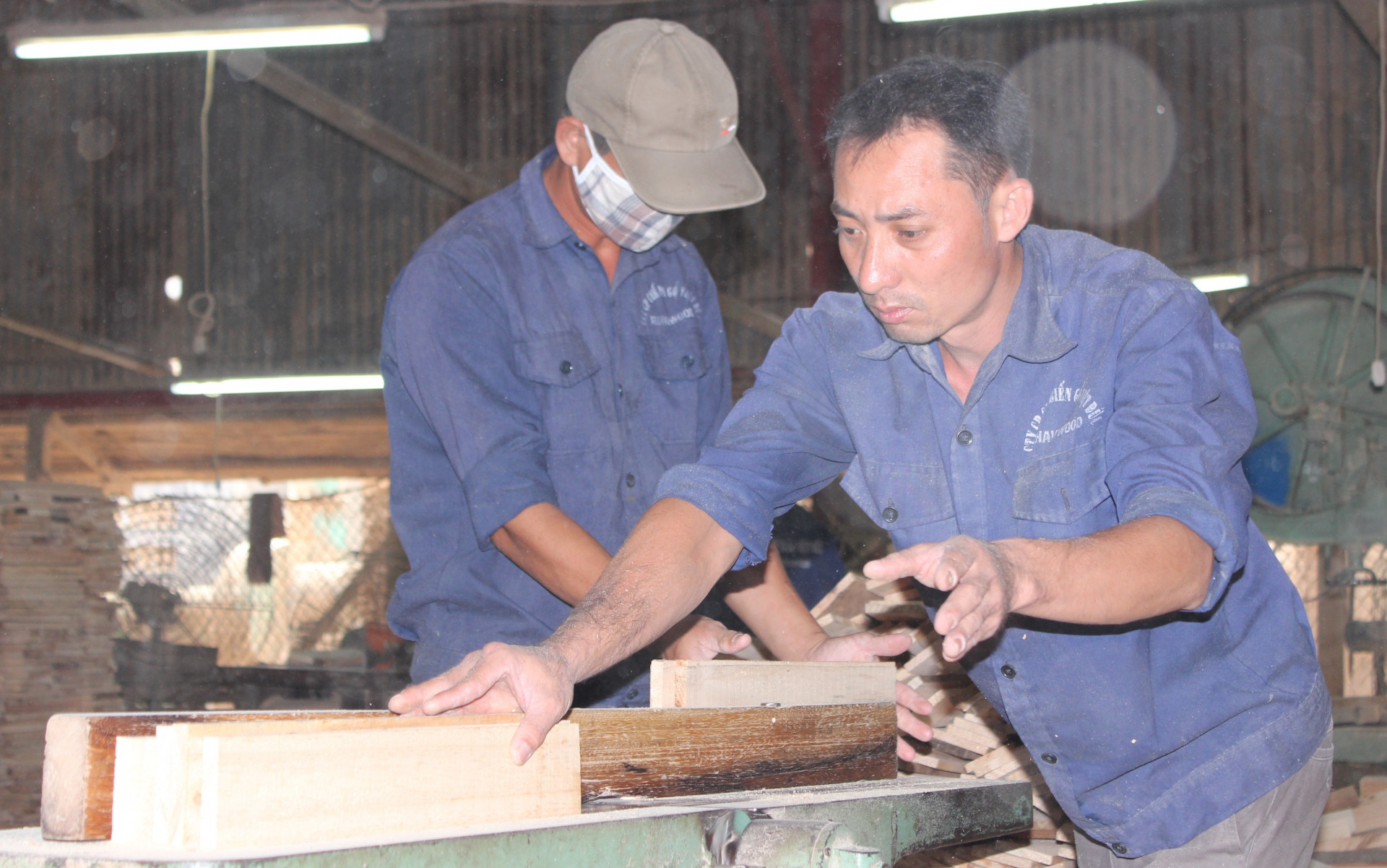 Công nhân Công ty Cổ phần Chế biến gỗ Việt Đức trong giờ lao động.