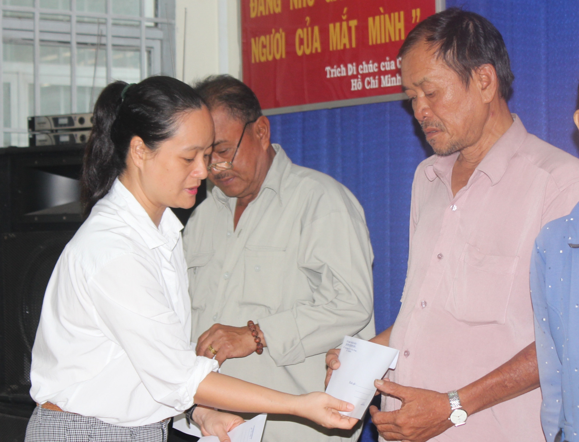 Lãnh đạo Phòng Lao động - Thương binh và Xã hội Nha Trang trao hỗ trợ cho các đối tượng chính sách.