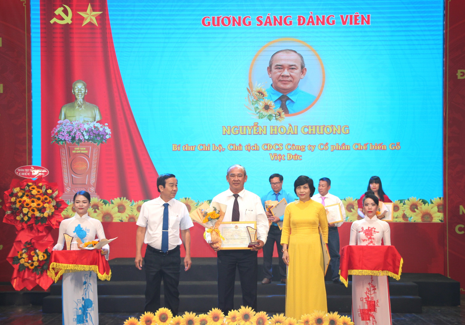 Lãnh đạo Liên đoàn Lao động tỉnh và Đảng ủy Khối Doanh nghiệp tỉnh trao biểu dương, khen thưởng ông Nguyễn Hoài Chương.