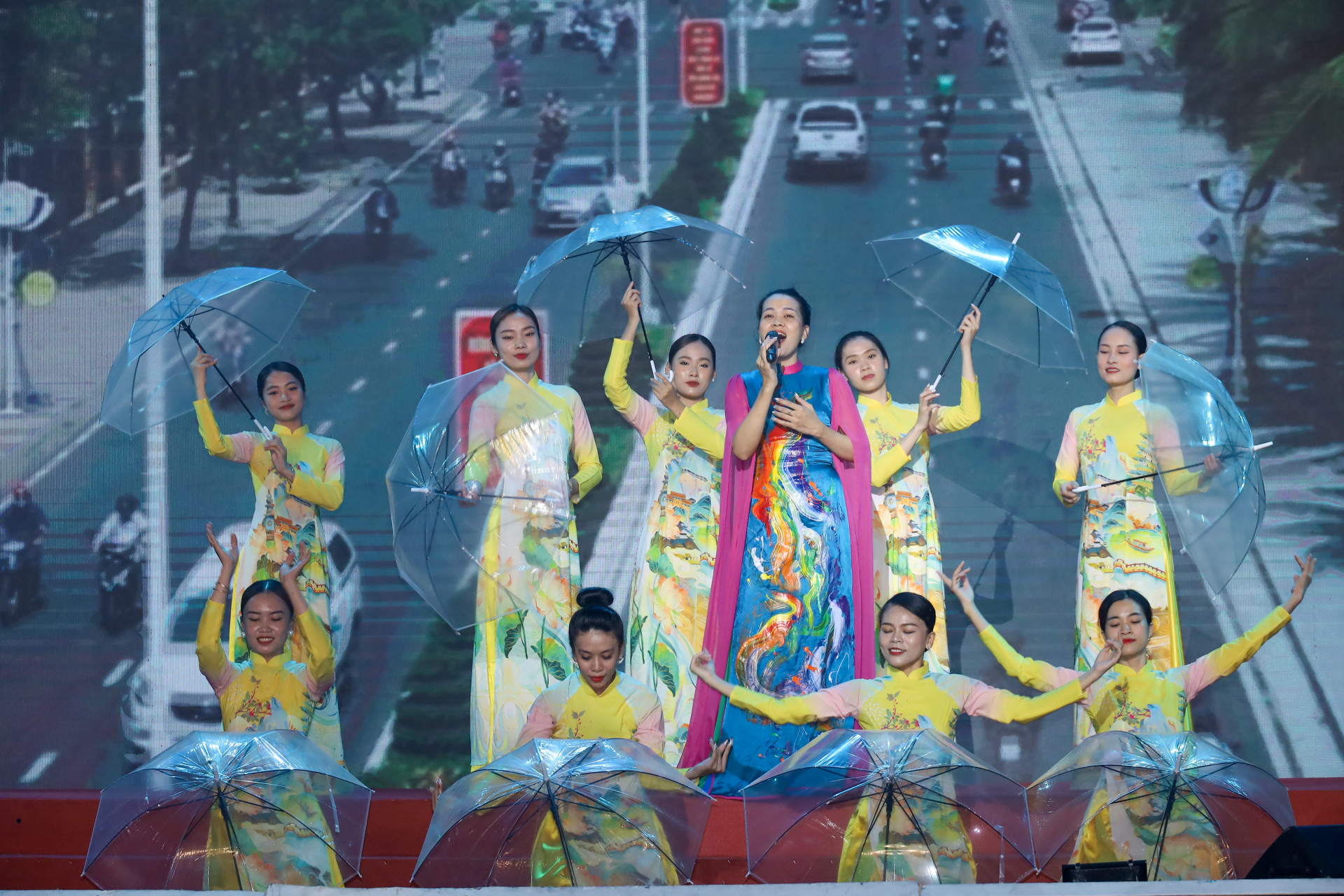 Các nghệ sĩ Đoàn Ca múa nhạc Hải Đăng biểu diễn ca khúc Nha Trang mùa thu lại về.