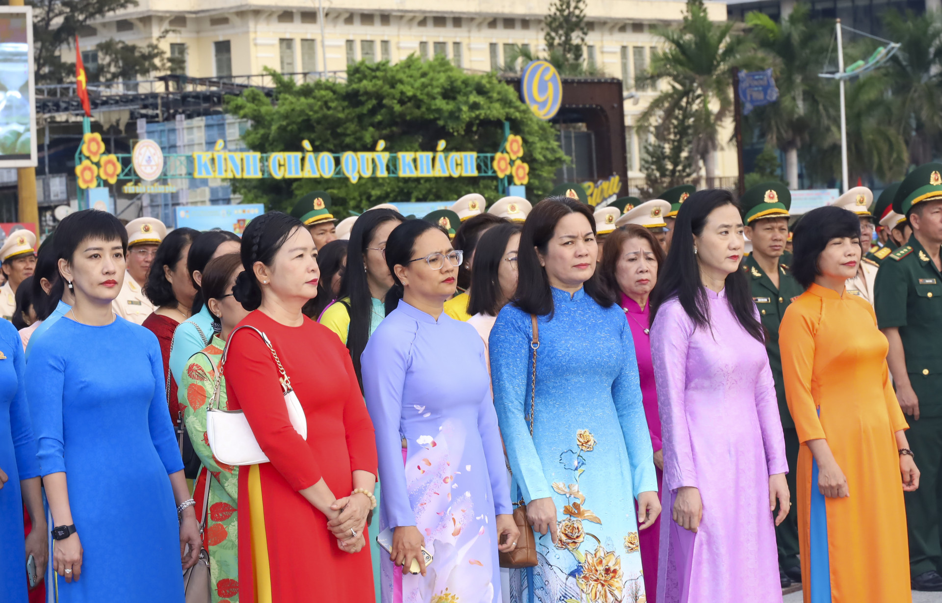Khối Phụ nữ tỉnh tham dự lễ Thượng cờ.