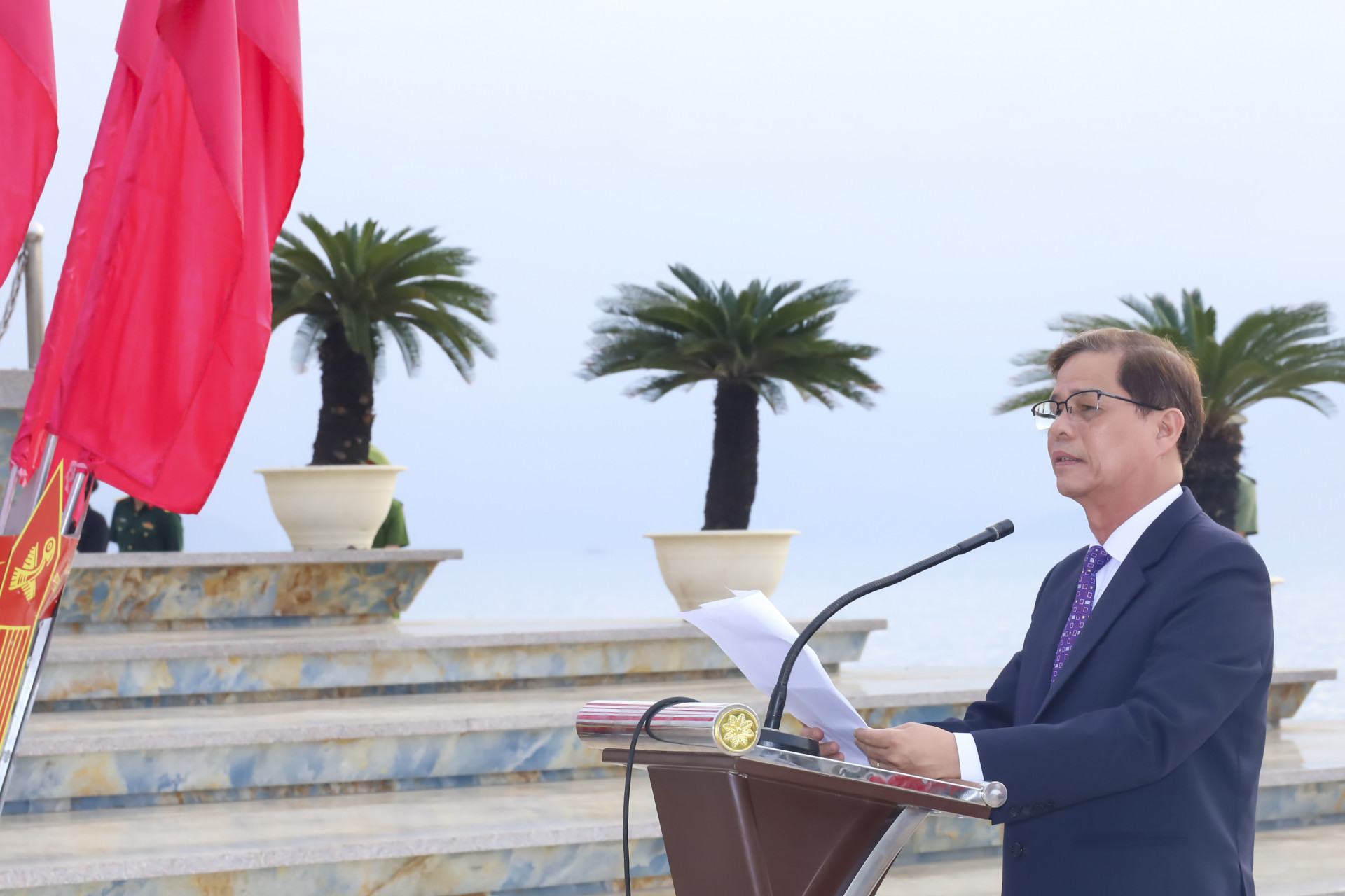 Đồng chí Nguyễn Tấn Tuân - Phó Bí thư Tỉnh ủy, Chủ tịch UBND tỉnh đọc diễn văn tại Lễ thượng cờ.