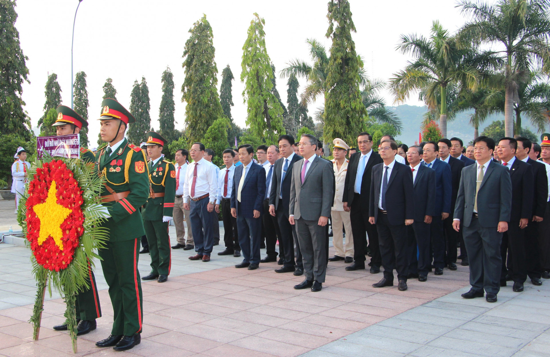 Đoàn đại biểu lãnh đạo tỉnh do đồng chí Nguyễn Hải Ninh dẫn đầu vào viếng.
