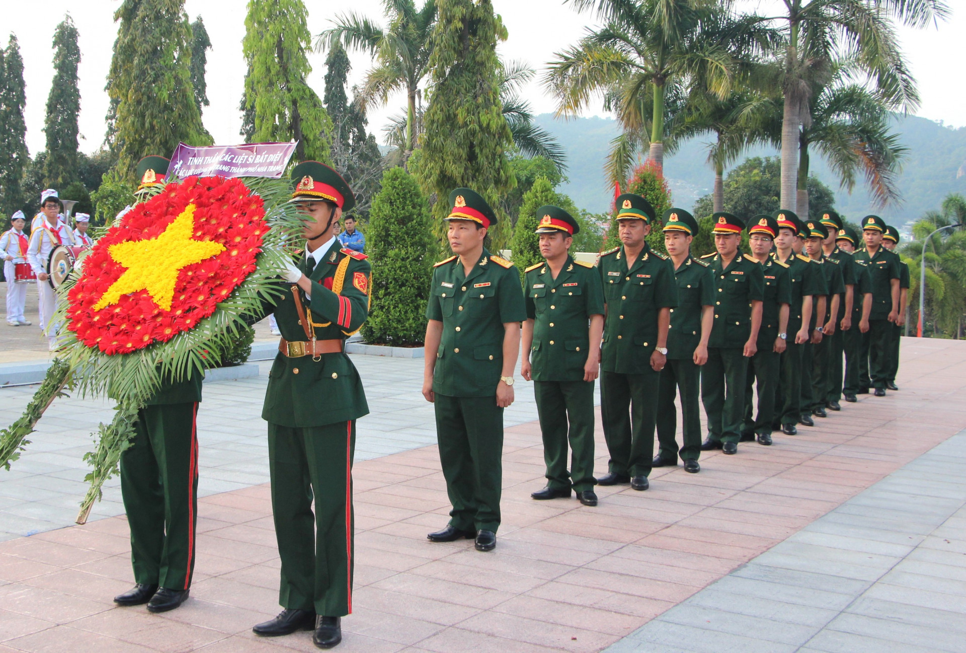 Đoàn đại biểu các lực lượng vũ trang TP. Nha Trang vào viếng.