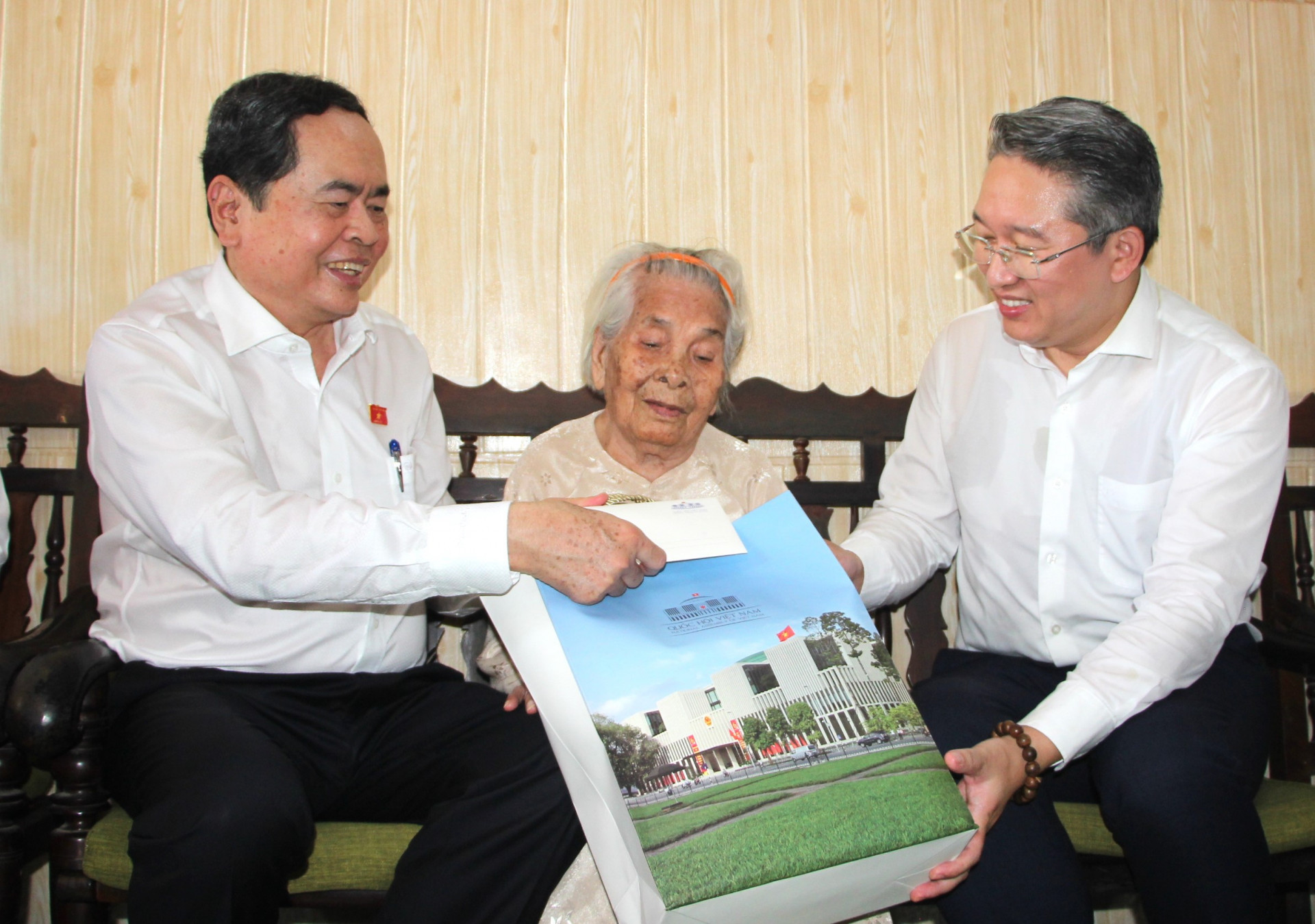 Phó Chủ tịch Thường trực Quốc hội Trần Thanh Mẫn và đồng chí Nguyễn Hải Ninh thăm hỏi, tặng quà cho Mẹ Việt Nam anh hùng Võ Thị Mận.