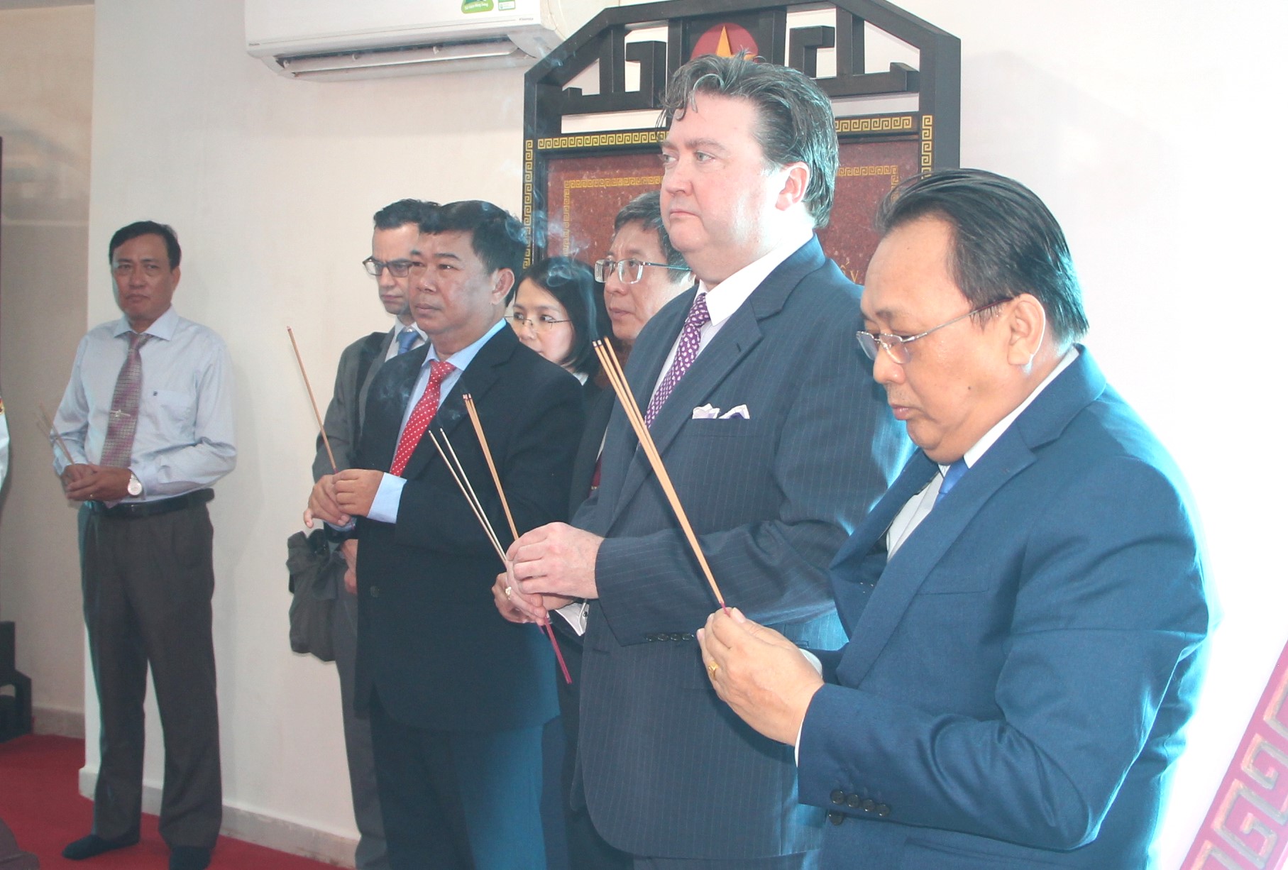 Đại sứ đặc mệnh toàn quyền Hoa Kỳ Marc E.Knapper và ông Lê Hữu Hoàng - Phó Chủ tịch Thường trực UBND tỉnh Khánh Hòa:: Dâng hương, dâng hoa tại Điện thờ Tháp Trầm Hương và tượng đài bác sĩ A.Yersin