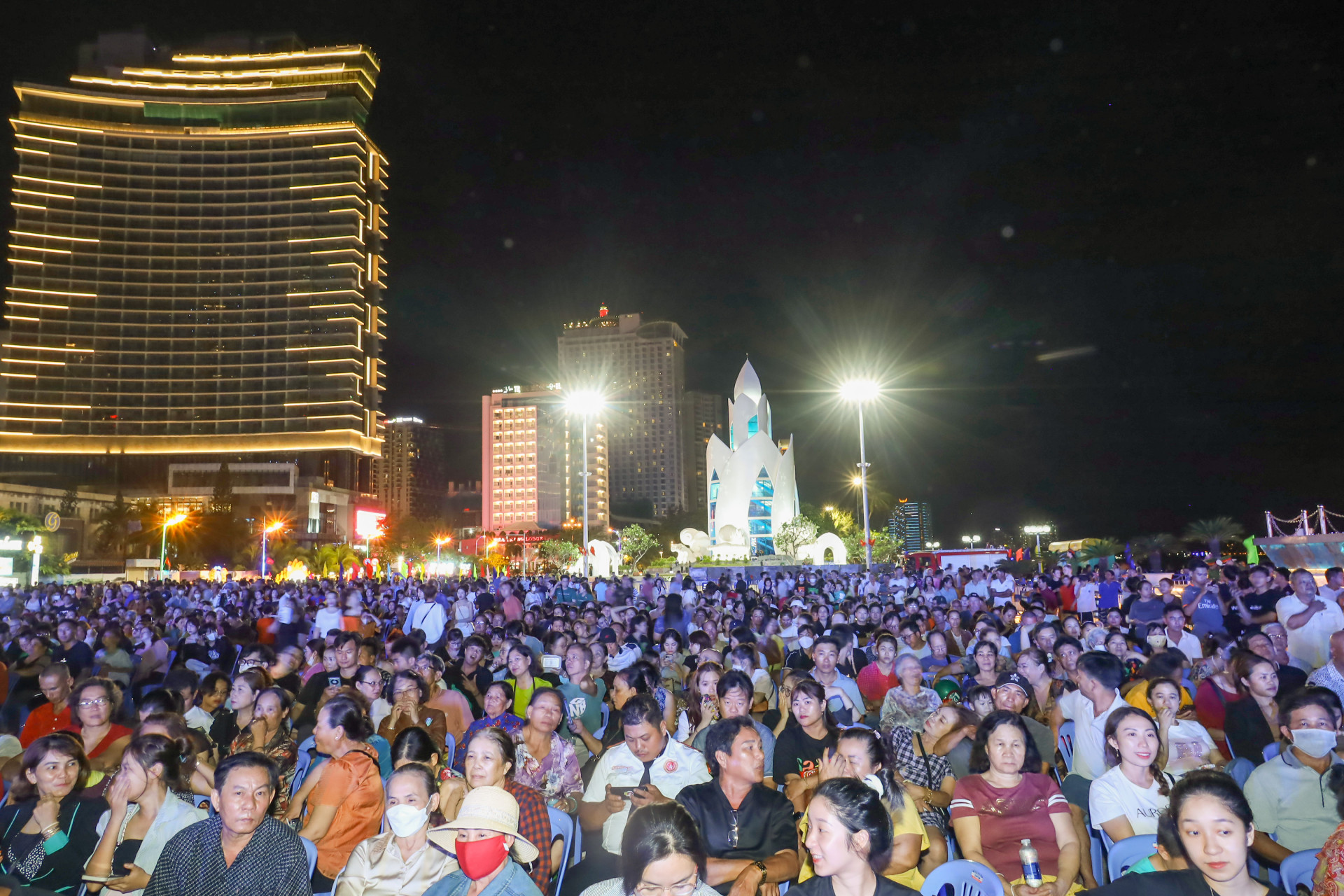Đông đảo người dân và du khách có mặt ở khu vực Quảng trường 2 tháng 4 để xem chương trình biểu diễn nghệ thuật và chờ đợi xem màn bắn pháo hoa.

