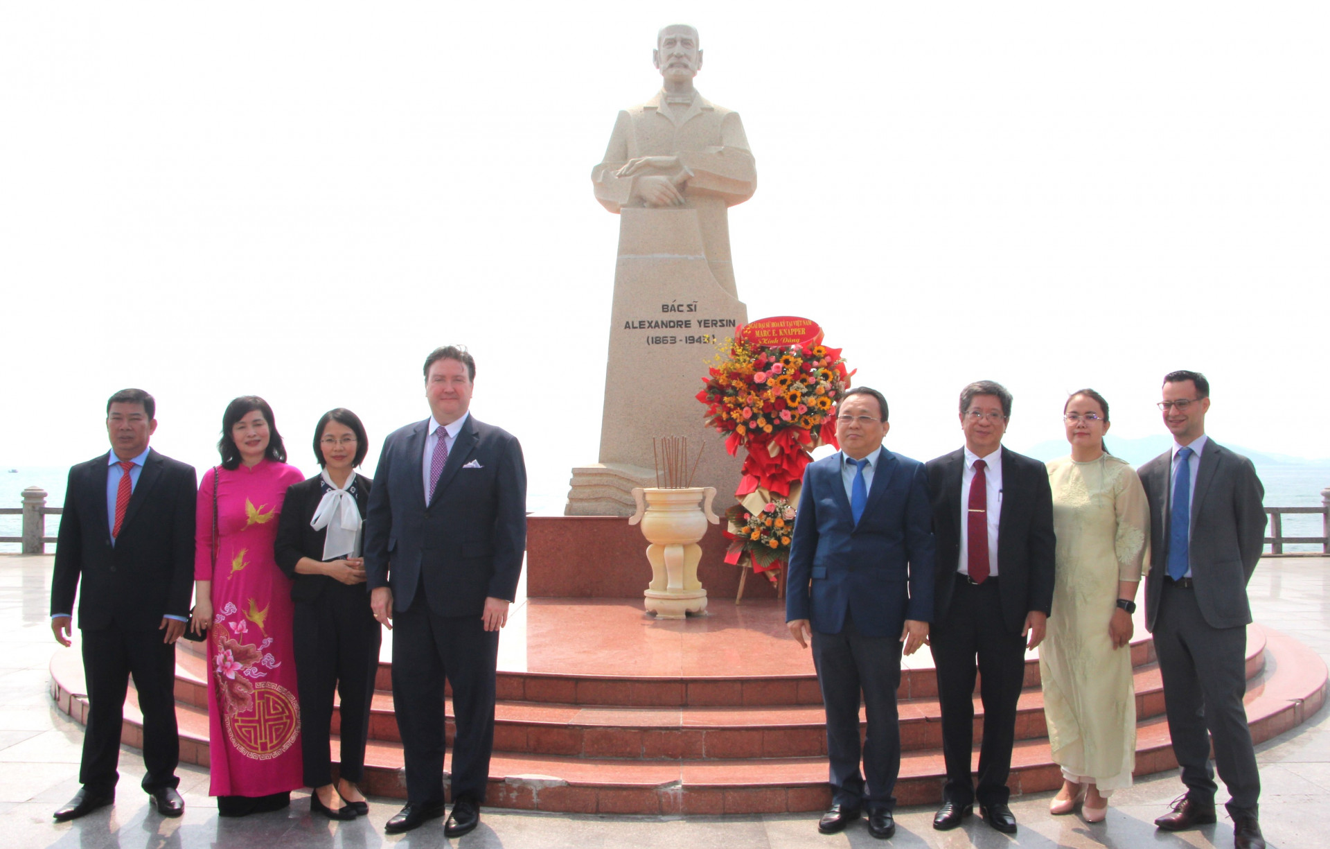 Các đại biểu chụp ảnh lưu niệm tại Tượng đài bác sĩ A.Yersin.