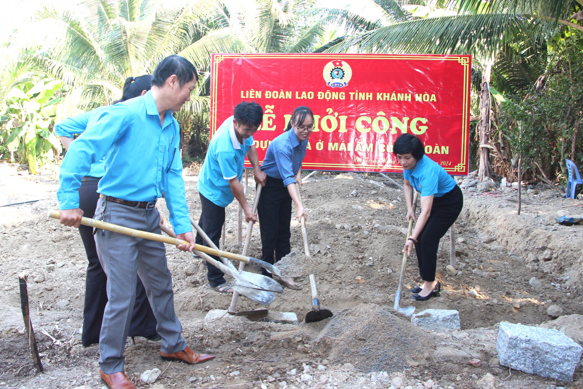 Các đại biểu thực hiện nghi thức khởi công xây dựng mái ấm cho gia đình chị Nguyễn Thị Thanh Hà.