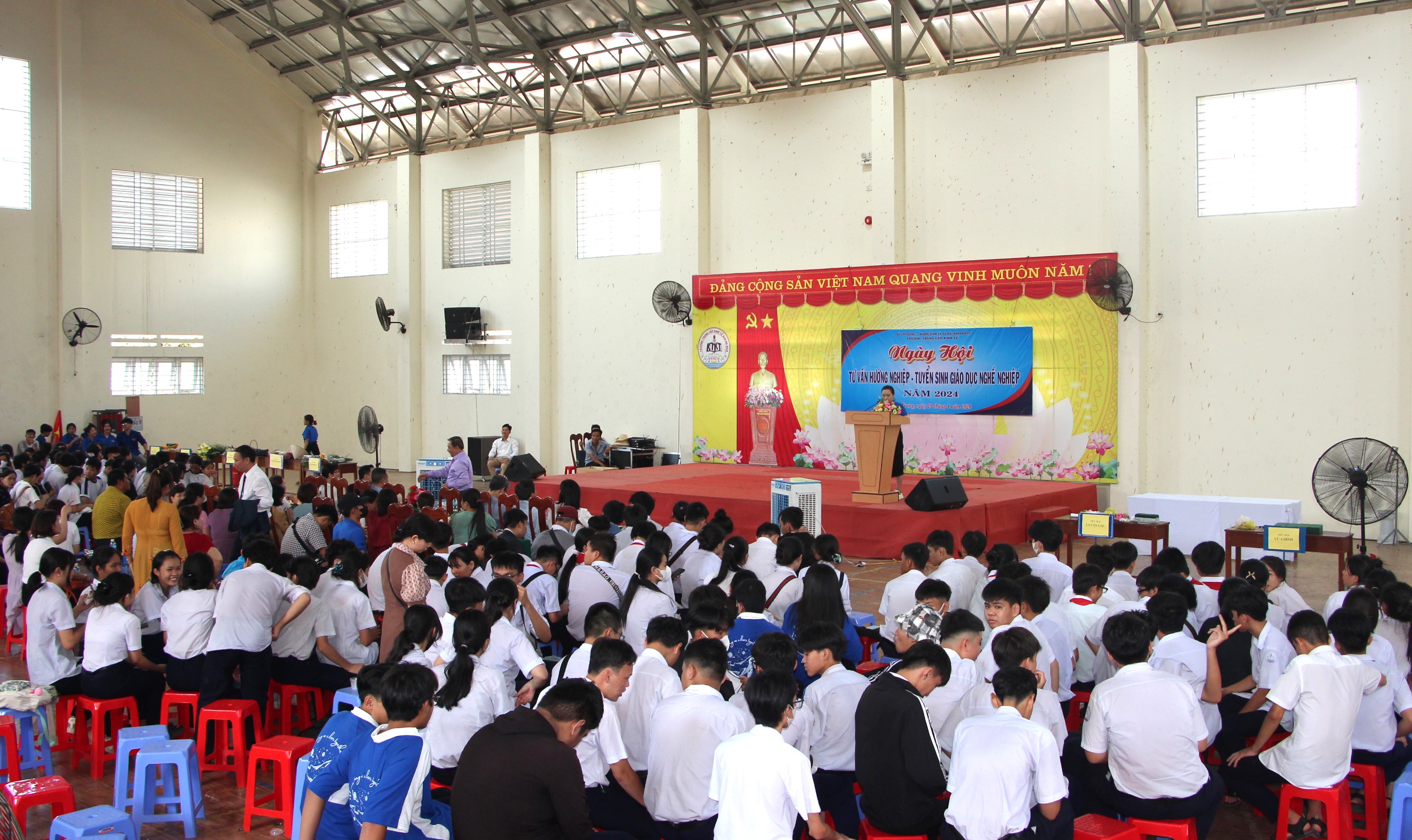 Tư vấn hướng nghiệp cho hơn 300 học sinh các trường THCS