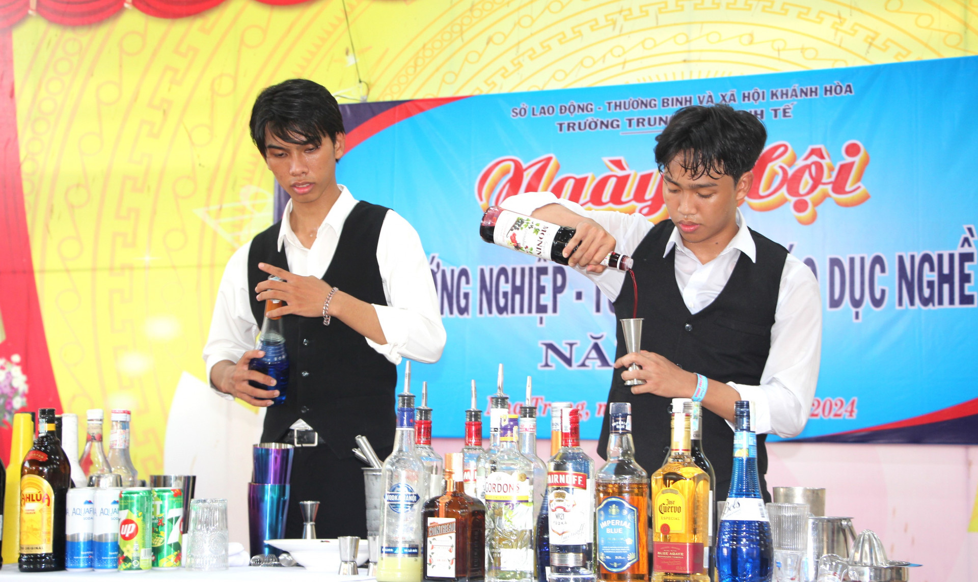 Học sinh Trường Trung cấp Kinh tế Khánh Hòa trình diễn Flair Bartending tại ngày hội.