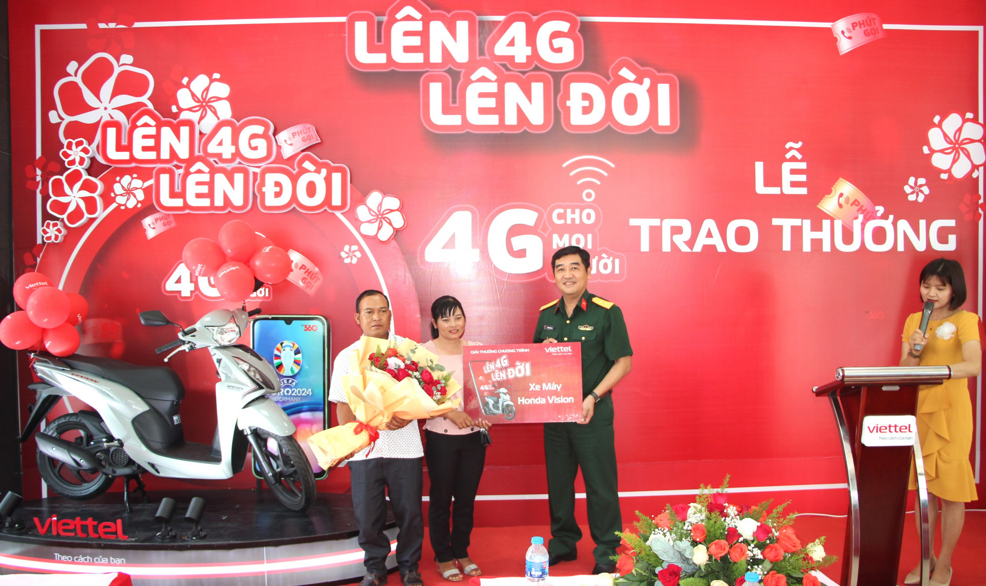 Ông Phan Ngọc Thái – Giám đốc Viettel Khánh Hòa trao giải đặc biệt cho gia đình chị Mấu Thị Hà.