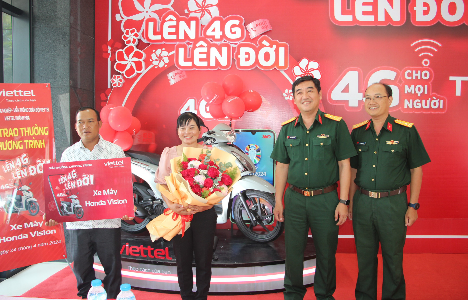 Lãnh đạo Viettel Khánh Hòa chụp ảnh lưu niệm với gia đình chị Mấu Thị Hà.