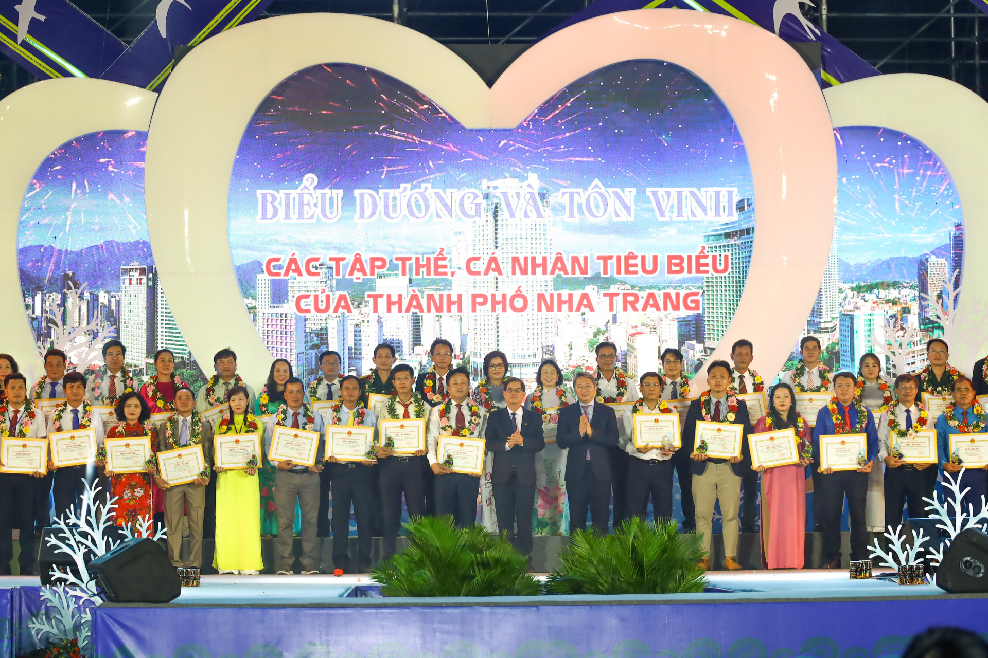 Ông Nguyễn Hải Ninh và ông Nguyễn Tấn Tuân trao khen thưởng cho đại diện các tập thể xuất sắc.