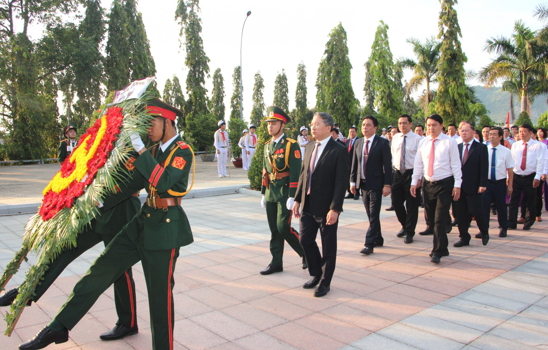 Đoàn đại biểu của Ban Chấp hành Đảng bộ tỉnh do đồng chí Nguyễn Hải Ninh dẫn đầu vào viếng.
