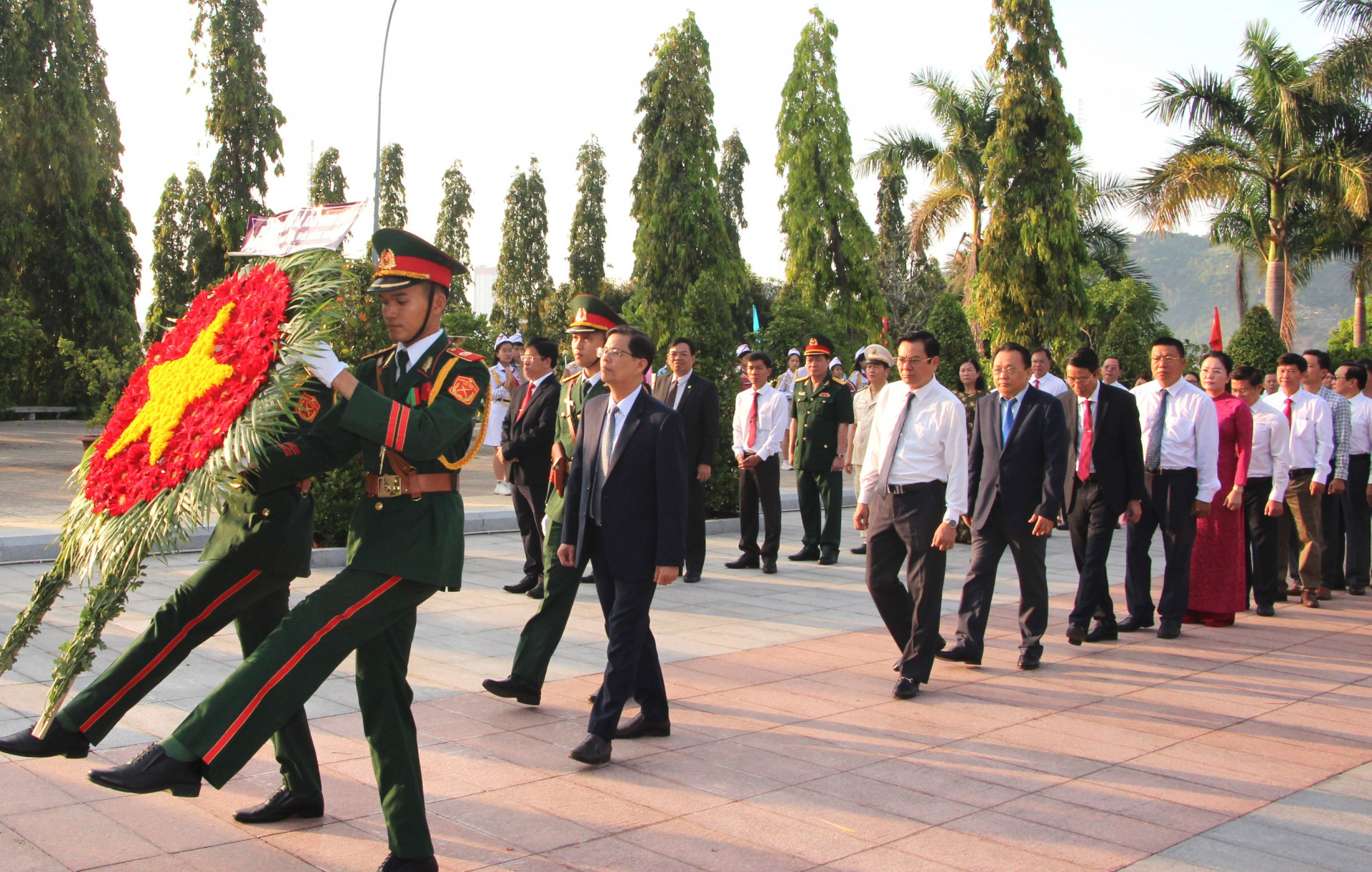 Đoàn đại biểu Quốc hội, HĐND, UBND tỉnh do đồng chí Nguyễn Tấn Tuân dẫn đầu vào viếng.