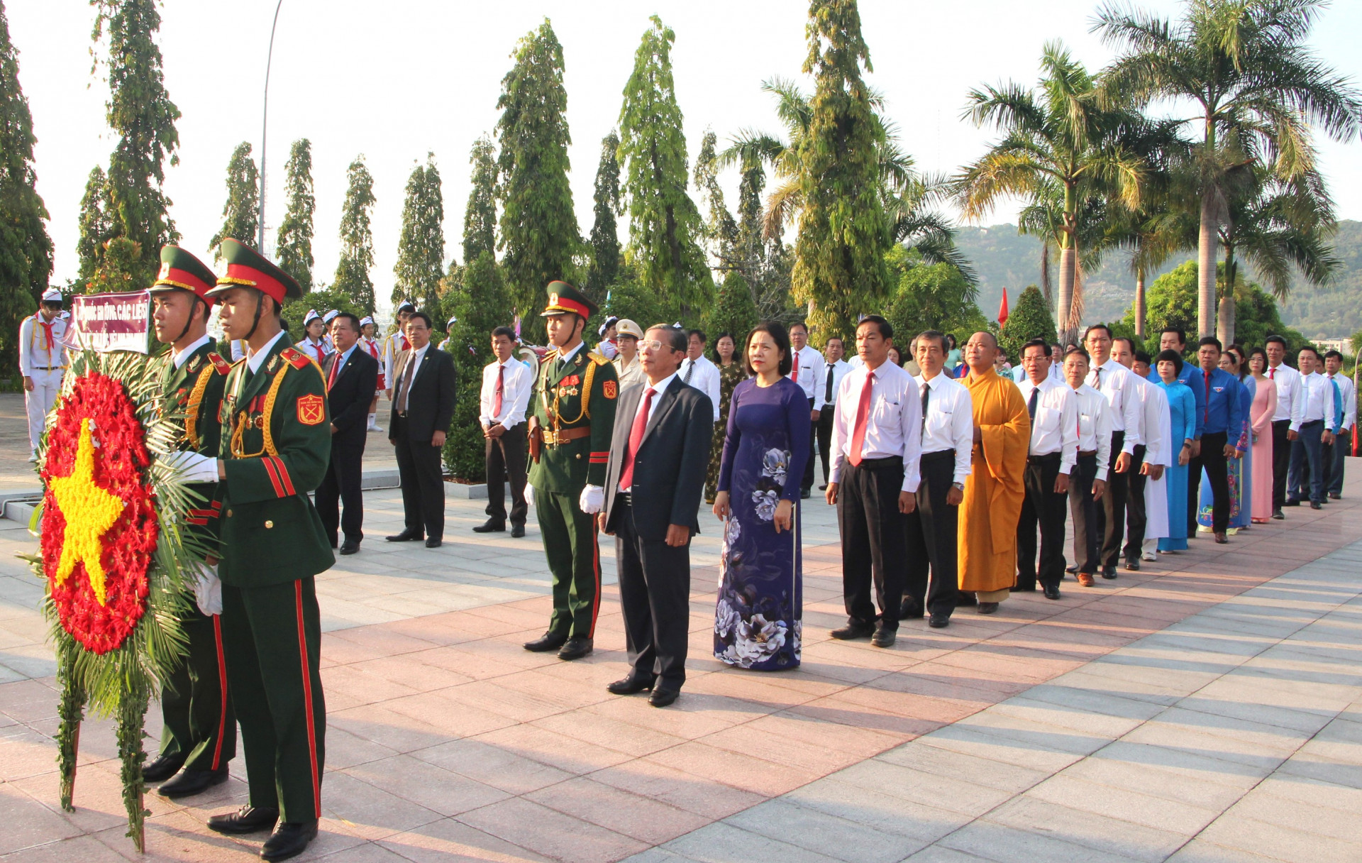 Đoàn đại biểu UBMTTQ Việt Nam tỉnh do đồng chí Trần Ngọc Thanh dẫn đầu vào viếng.