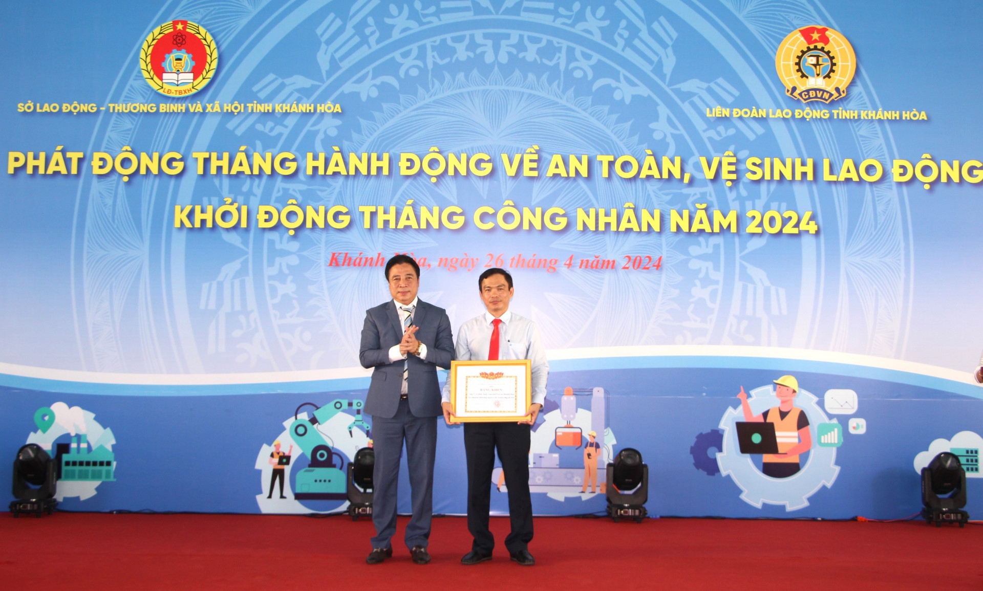 Đồng chí Nguyễn Khắc Toàn trao bằng khen của Bộ Lao động - Thương binh và Xã hội cho Công ty Cổ phần Nước giải khát Yến sào Khánh Hòa.