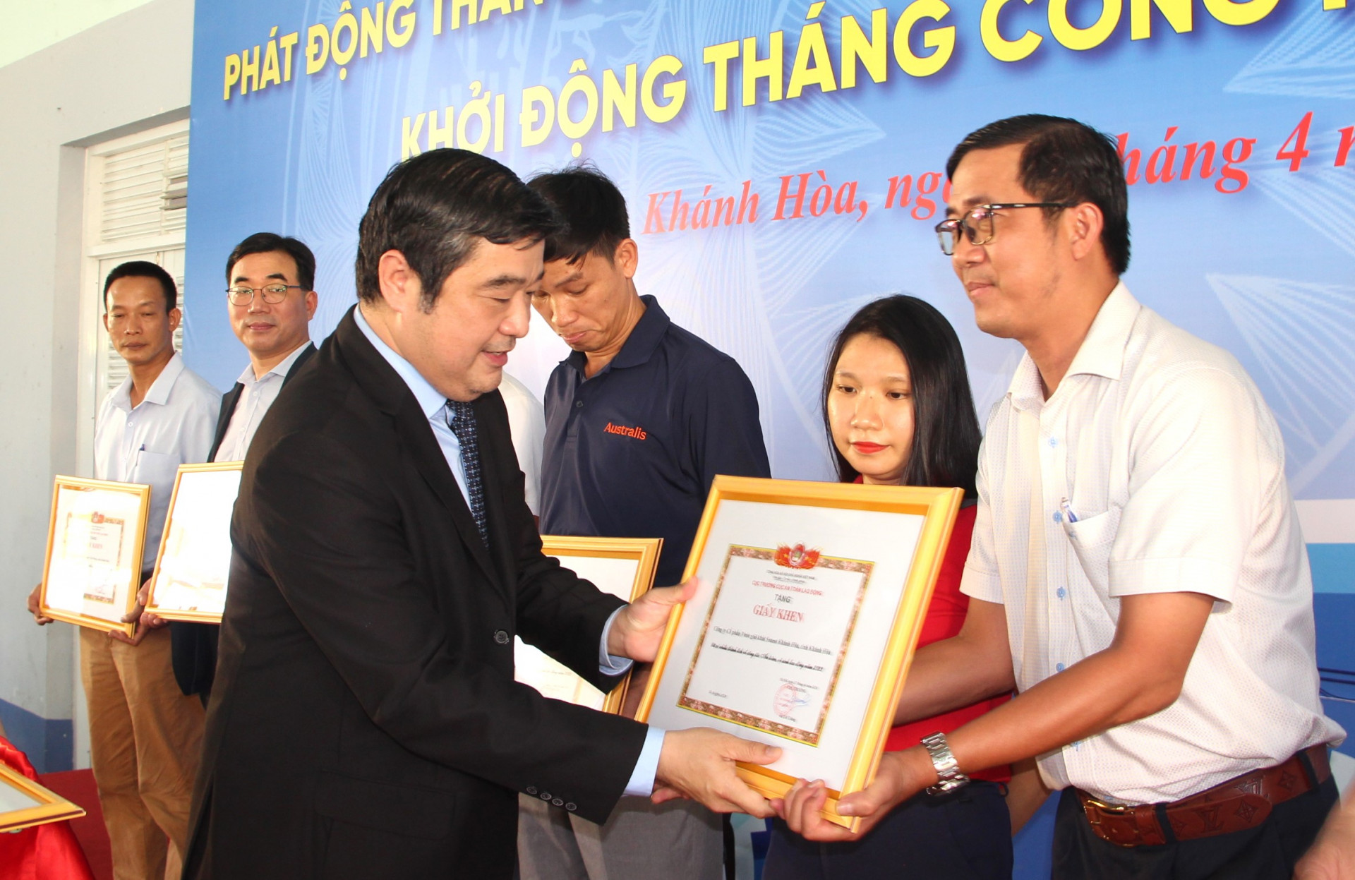 Ông Tạ Hồng Quang - Giám đốc Sở Lao động - Thương binh và Xã hội trao giấy khen cho những tập thể, cá nhân xuất sắc.
