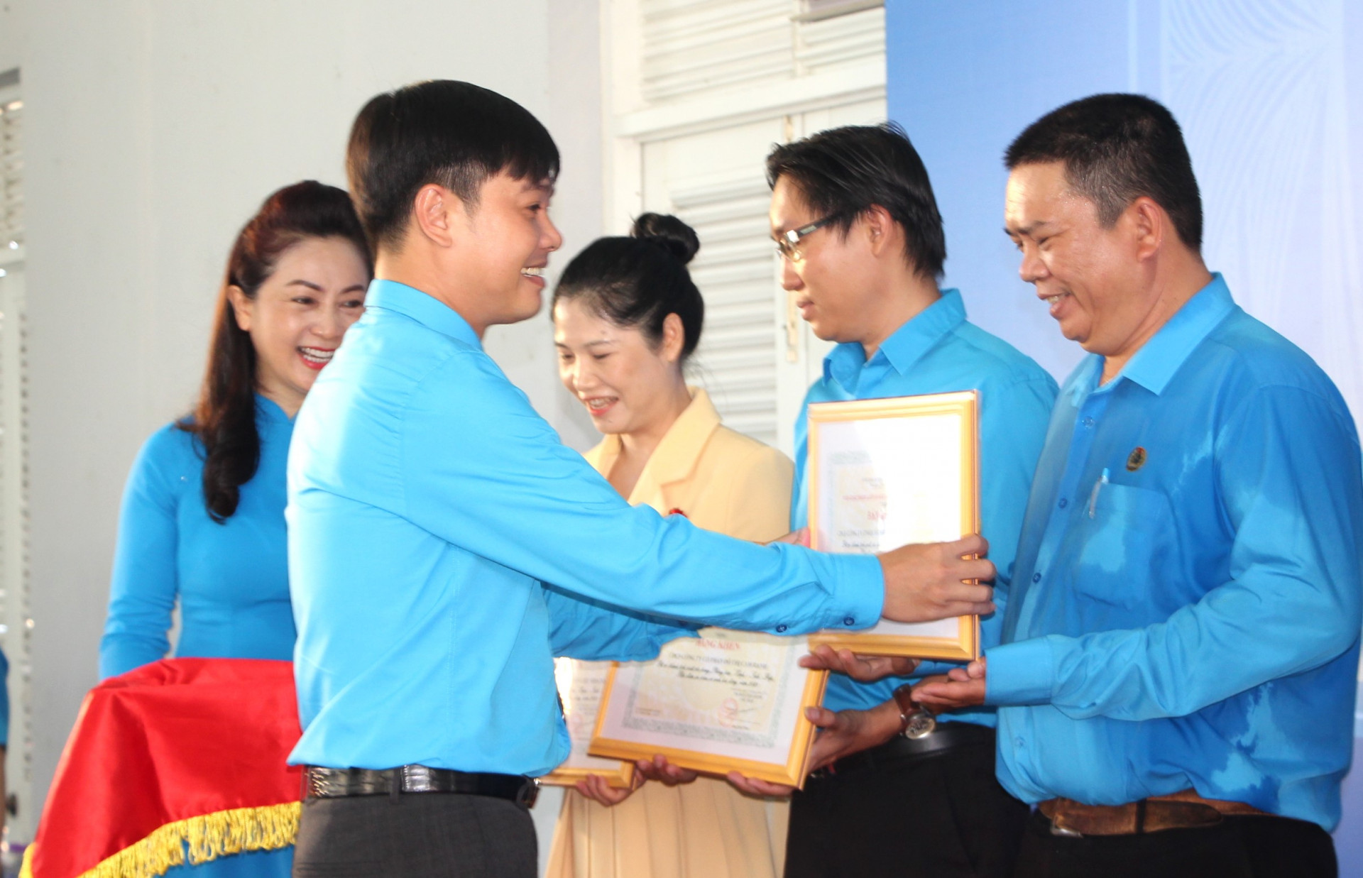 Ông Bùi Hoài Nam - Chủ tịch Liên đoàn Lao động tỉnh trao bằng khen cho những tập thể xuất sắc.