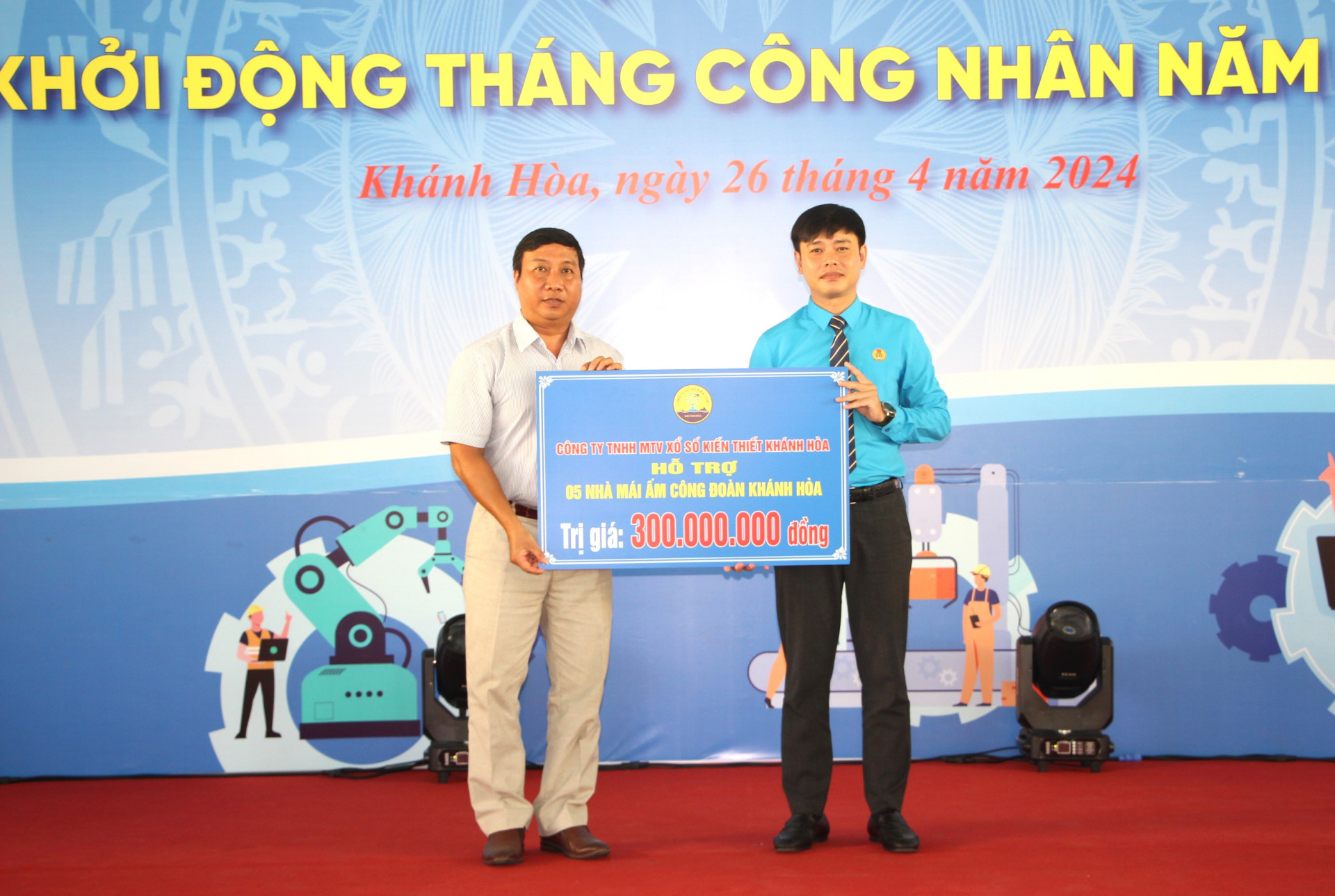 Ông Bùi Hoài Nam - Chủ tịch Liên đoàn Lao động tỉnh tiếp nhận số tiền 300 triệu đồng hỗ trợ xây mái ấm của Công ty TNHH MTV Xổ số kiến thiết Khánh Hòa.