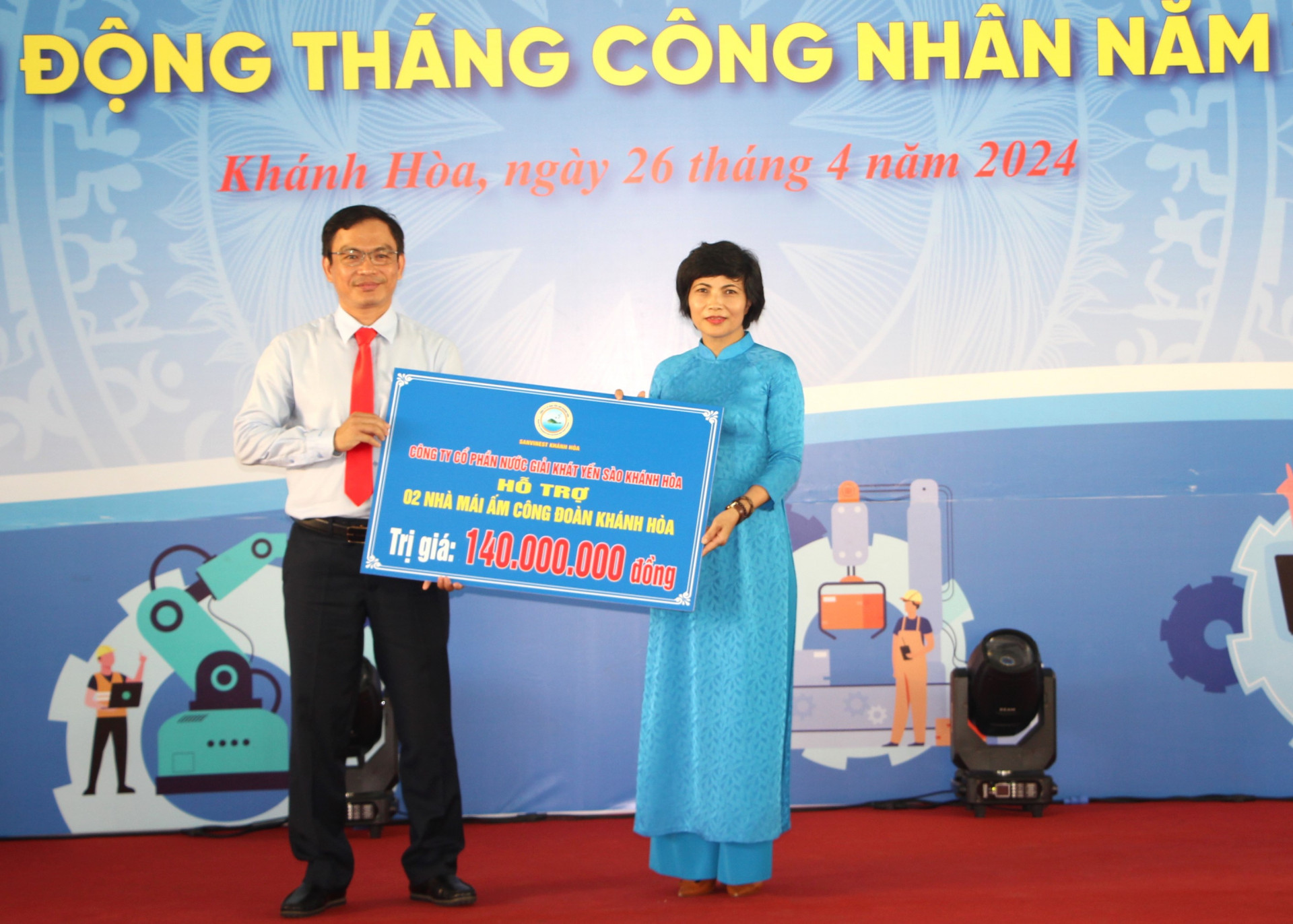 Bà Trần Thị Hương - Phó Chủ tịch Liên đoàn Lao động tỉnh tiếp nhận số tiền 140 triệu đồng hỗ trợ xây mái ấm của Công ty Cổ phần Nước giải khát Yến sào Khánh Hòa.