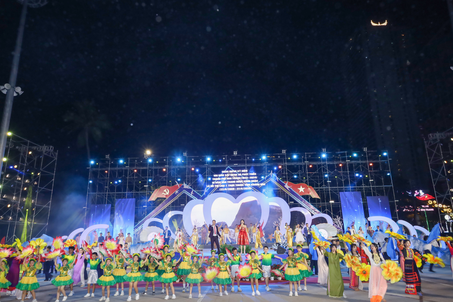 Tiết mục hát múa Khánh Hòa - thành phố tương lai khép lại chương trình nghệ thuật Nha Trang chào ngày mới.