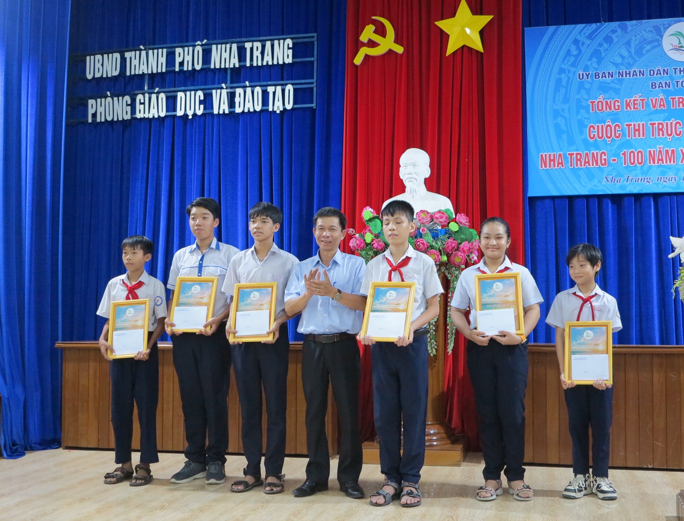 Trao giải Cuộc thi tìm hiểu “Nha Trang - 100 năm xây dựng và phát triển”