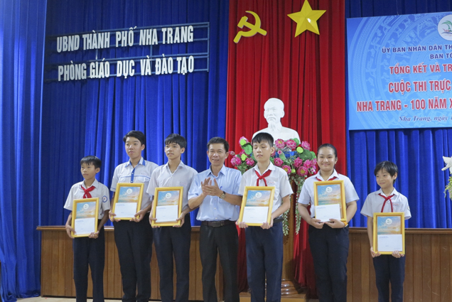 Trao giải Cuộc thi tìm hiểu “Nha Trang - 100 năm xây dựng và phát triển”