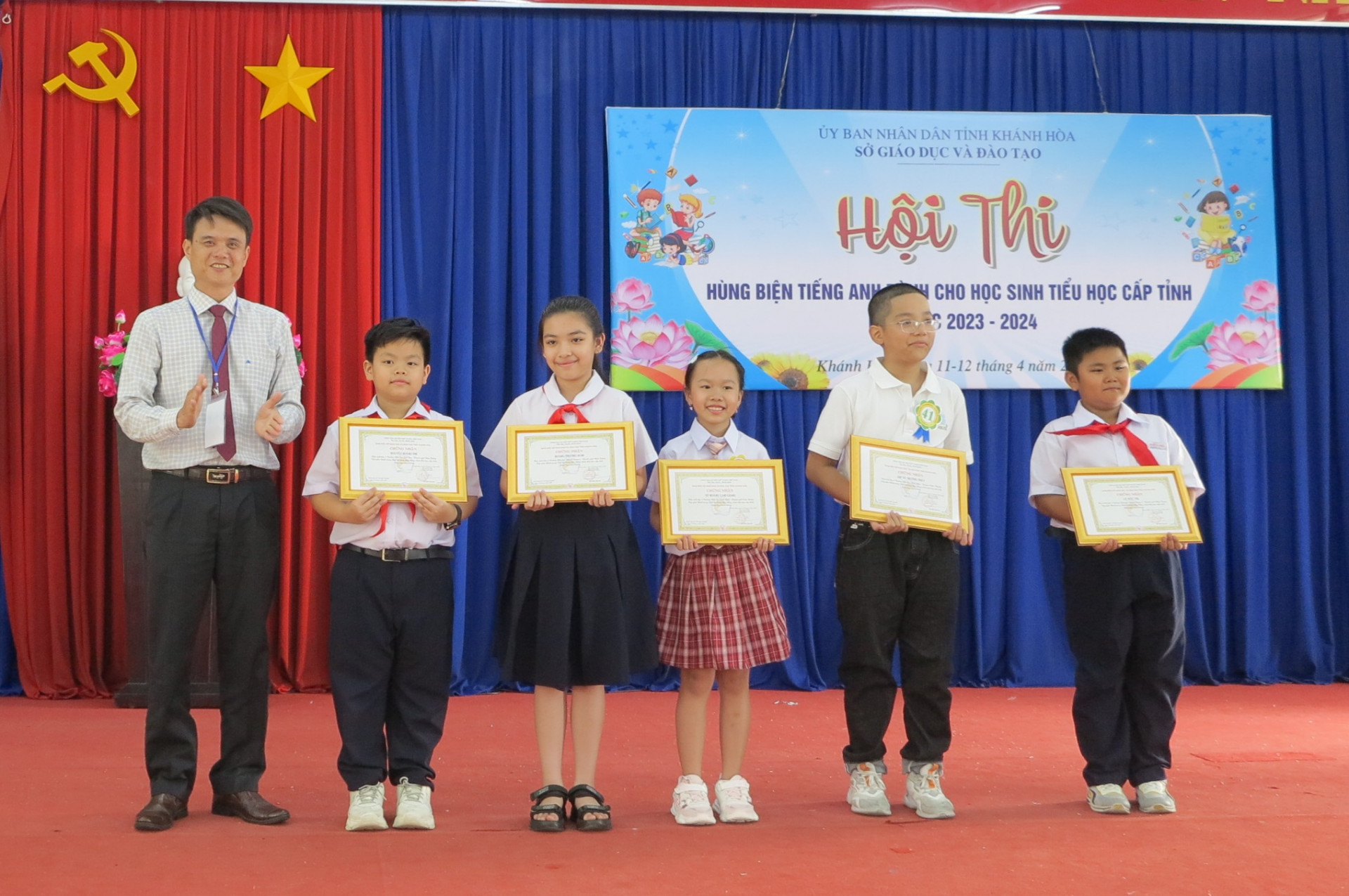 Ông Nguyễn Đức Sơn - Phó Giám đốc Sở Giáo dục và Đào tạo trao giấy khen cho các thí sinh đạt giải nhất. 