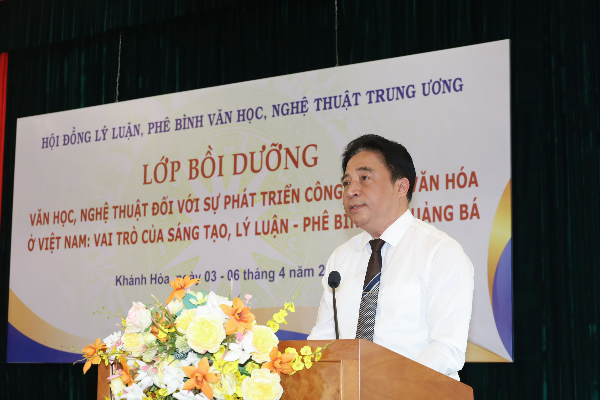 Đồng chí Nguyễn Khắc Toàn phát biểu tại lễ khai mạc lớp bồi dưỡng văn học nghệ thuật.