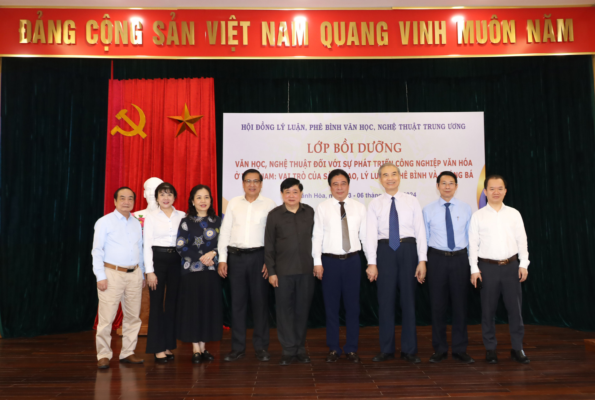 Các đồng chí lãnh đạo tỉnh Khánh Hòa chụp hình lưu niệm với lãnh đạo Hội đồng Lý luận, phê bình Văn học nghệ thuật Trung ương.