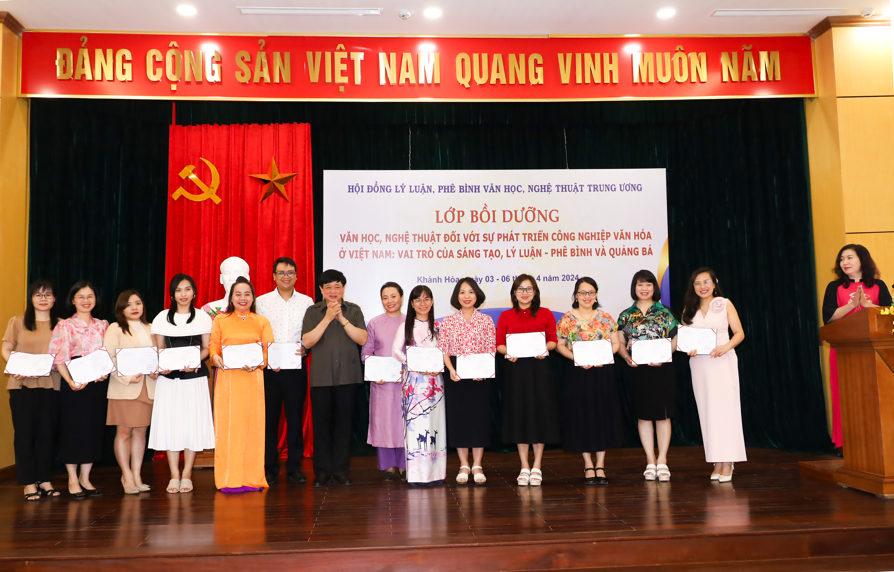 Bế mạc lớp bồi dưỡng văn học nghệ thuật về sự phát triển công nghiệp văn hóa ở Việt Nam