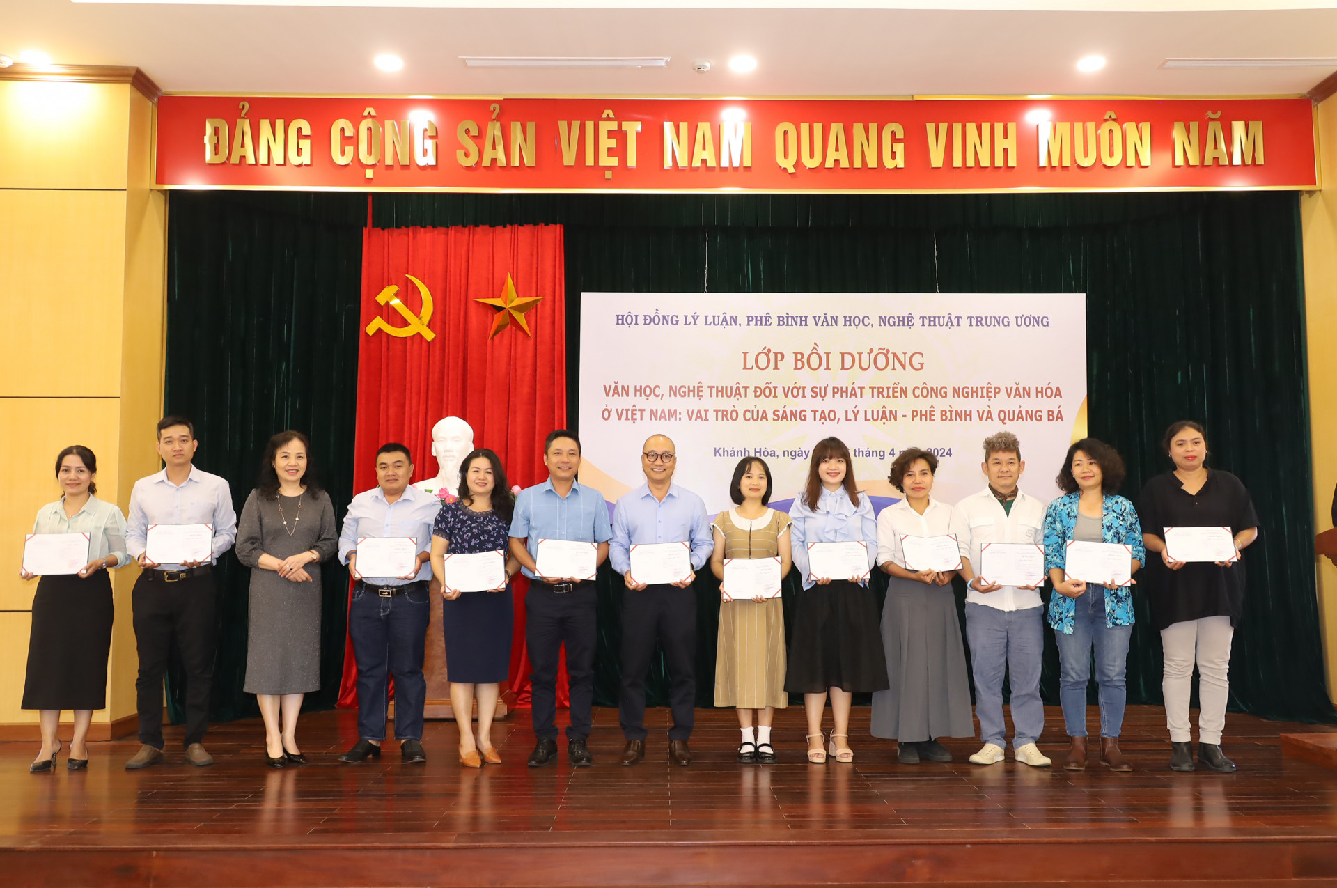 Lãnh đạo Hội đồng Lý luận, phê bình văn học, nghệ thuật Trung ương trao giấy chứng nhận cho các học viên, trong đó có một số học viên của tỉnh Khánh Hòa.