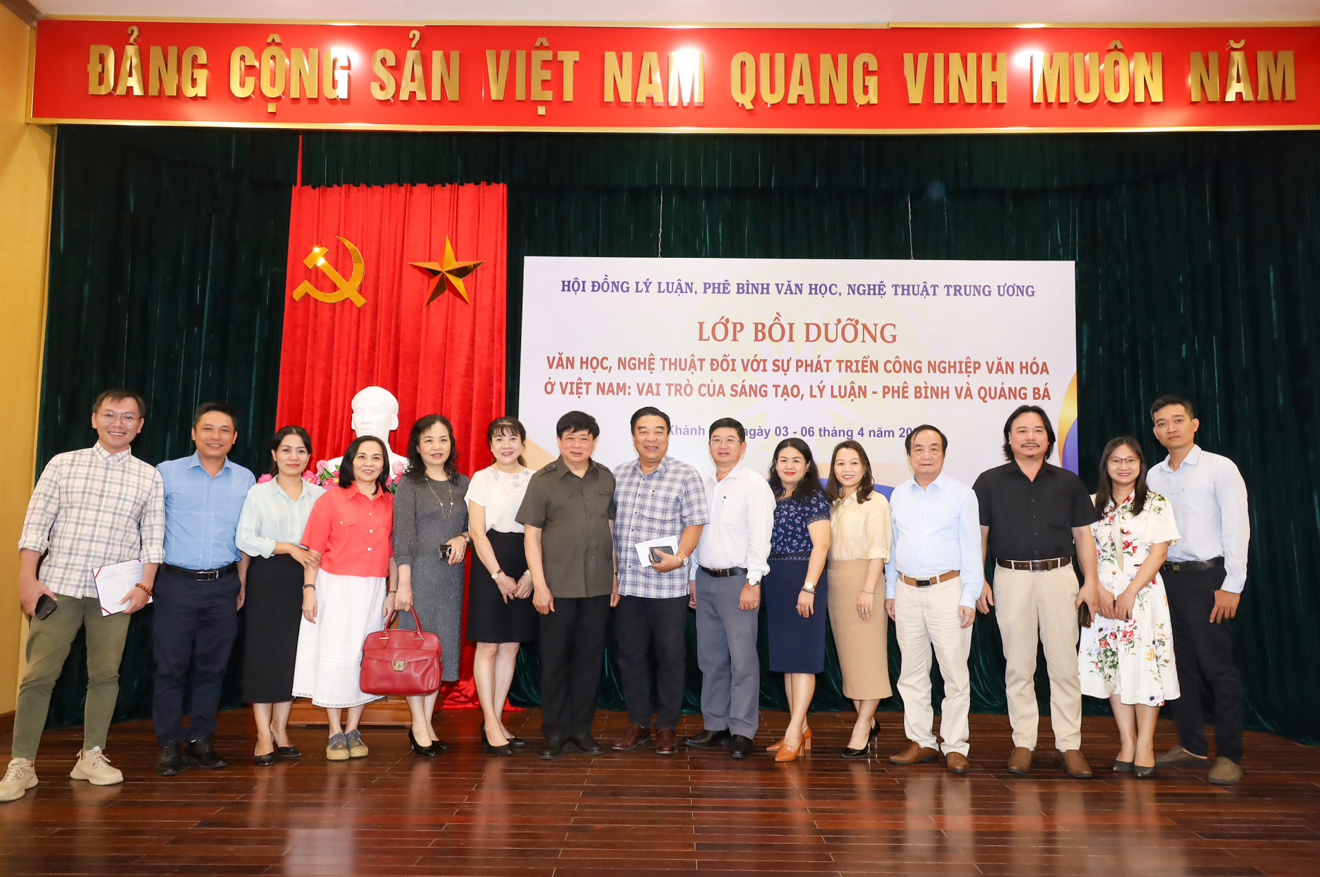 Các học viên tỉnh Khánh Hòa chụp hình lưu niệm với lãnh đạo Hội đồng Lý luận, phê bình văn học, nghệ thuật Trung ương, cũng các đại biểu.