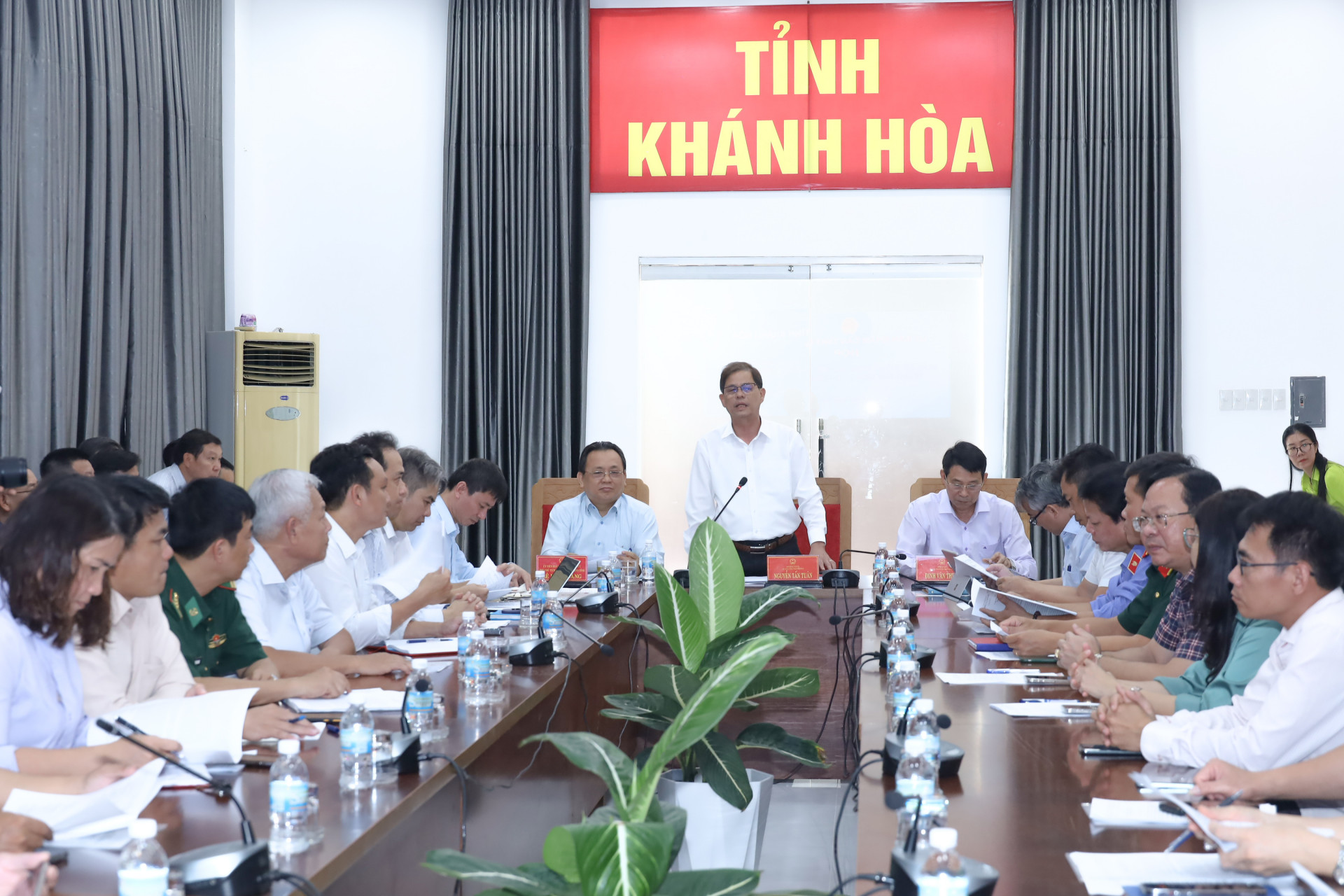 Đồng chí Nguyễn Tấn Tuân phát biểu chỉ đạo tại cuộc họp.