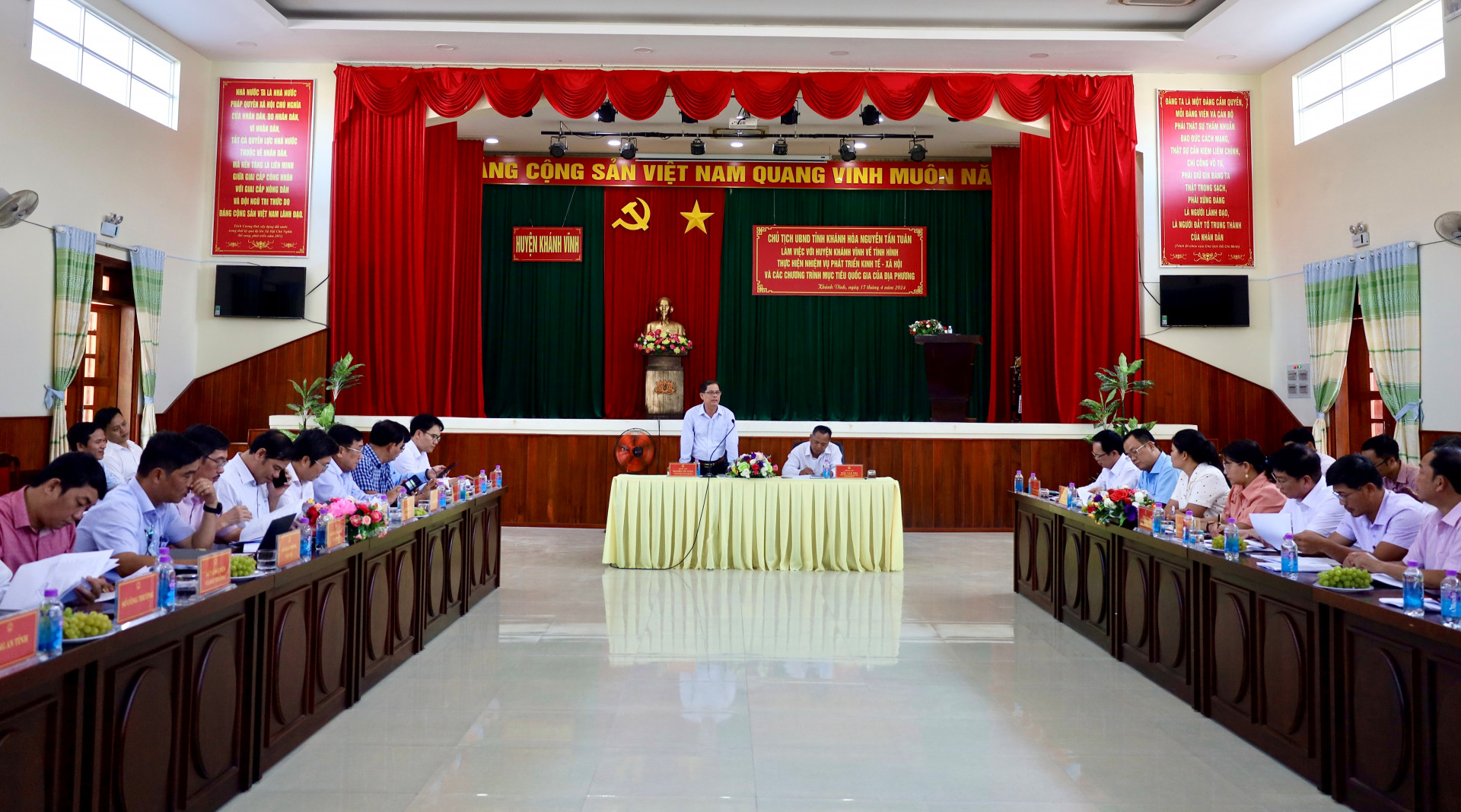 Quang cảnh buổi làm việc.