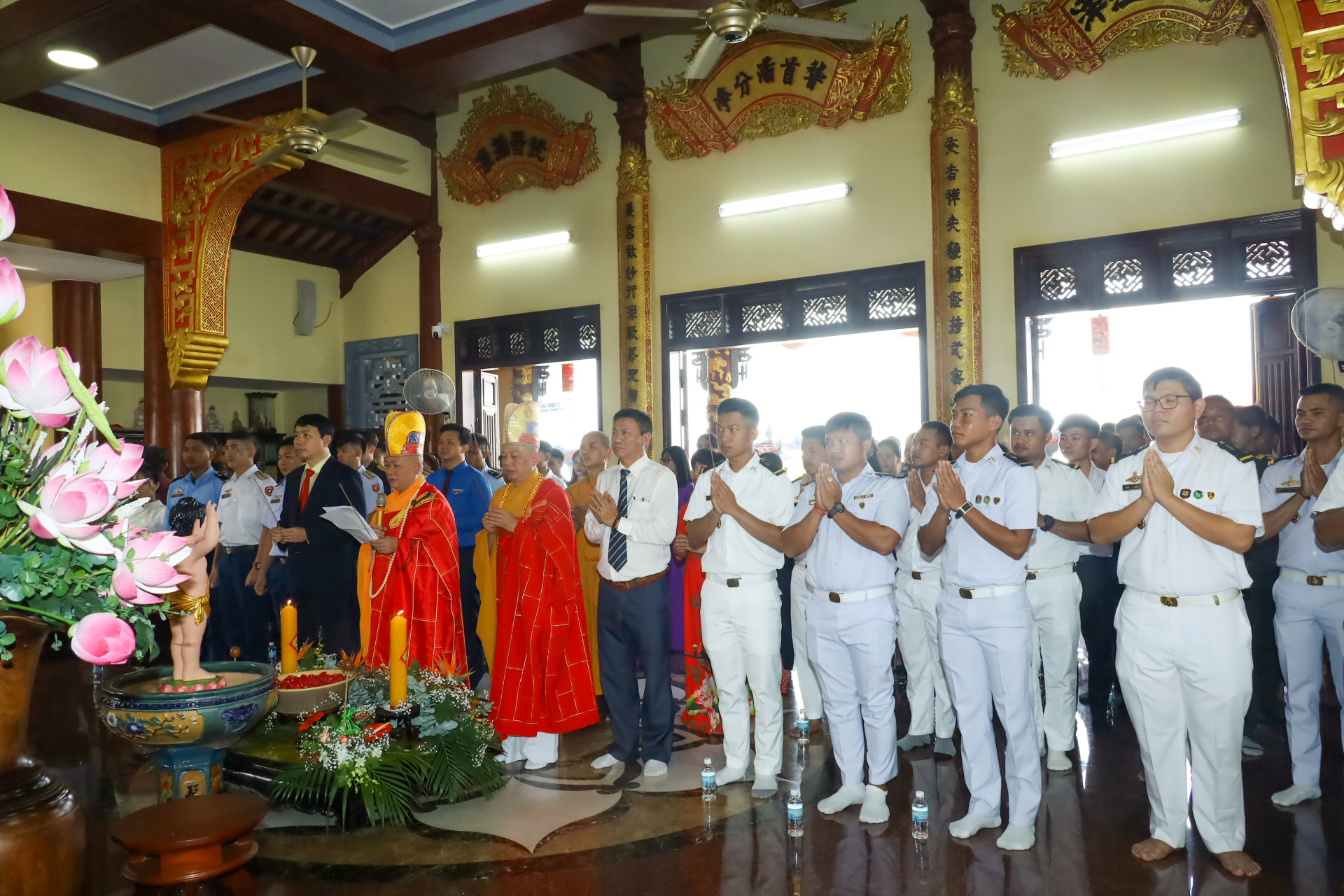 Sinh viên, học viên Lào và Campuchia cùng các đại biểu thực hiện lễ Phật.