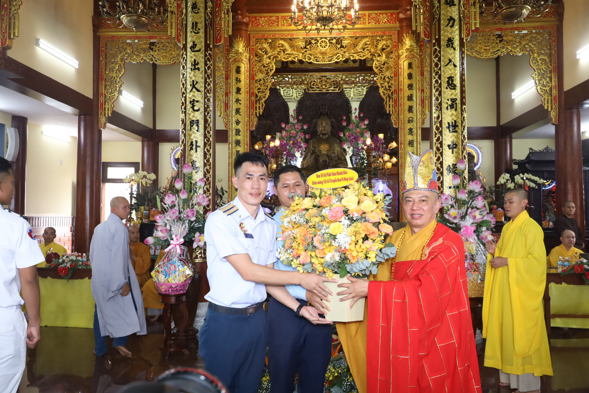 Đại diện chùa Vạn Đức tặng lẵng hoa chúc mừng các sinh viên, học viên Lào, Campuchia nhân dịp tết cổ truyền Bunpimay và Chol Chnam Thmay.