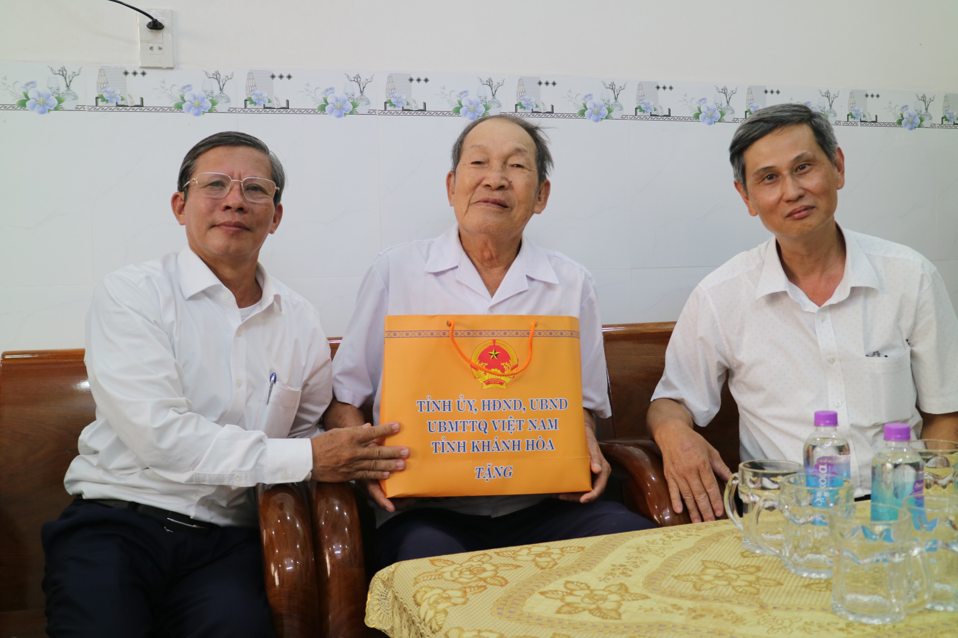 Ông Trần Ngọc Thanh thăm hỏi, tặng quà cho ông Phan Nhạn. 