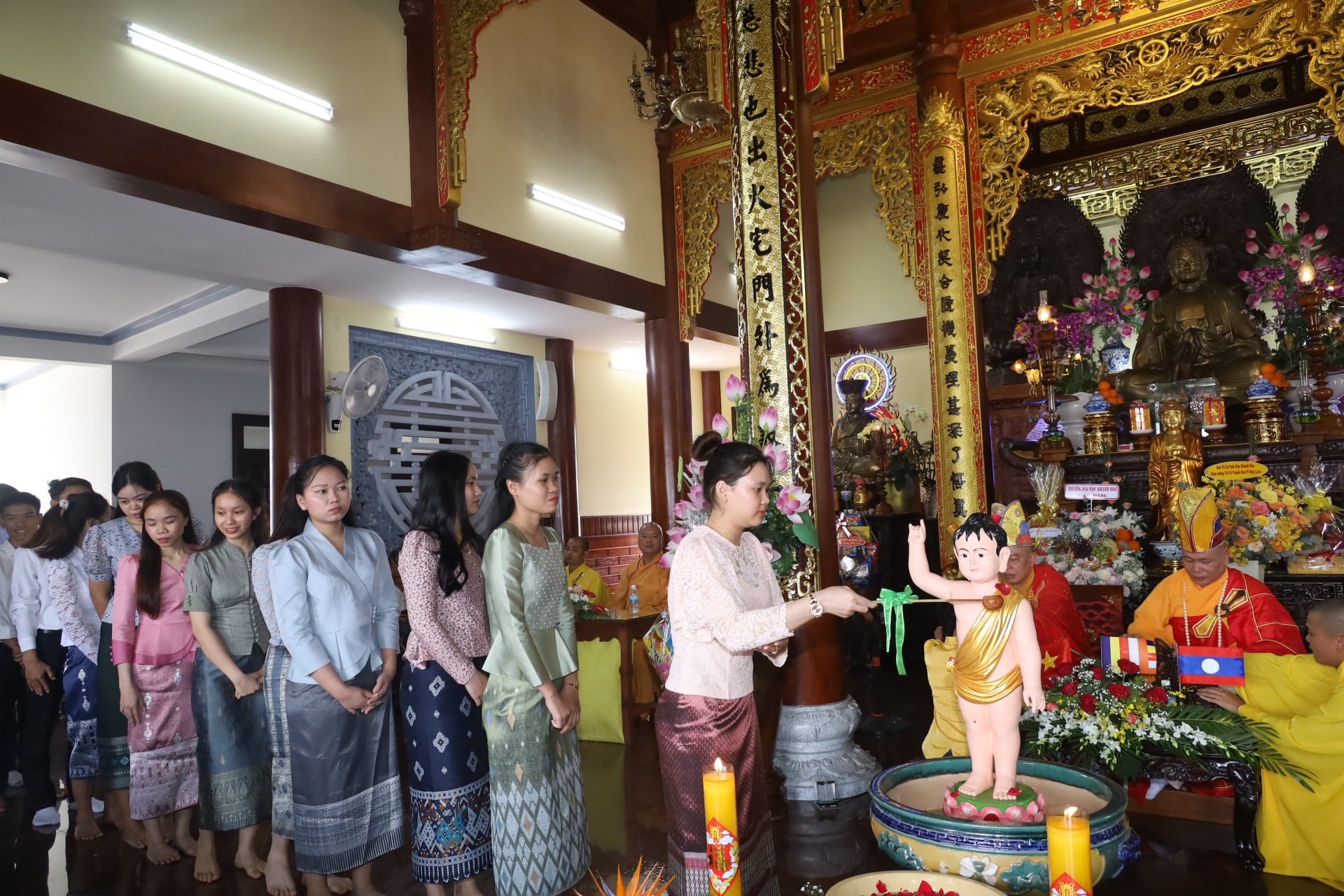 Sinh viên, học viên đến từ nước Lào thực hiện nghi thức tắm Phật.