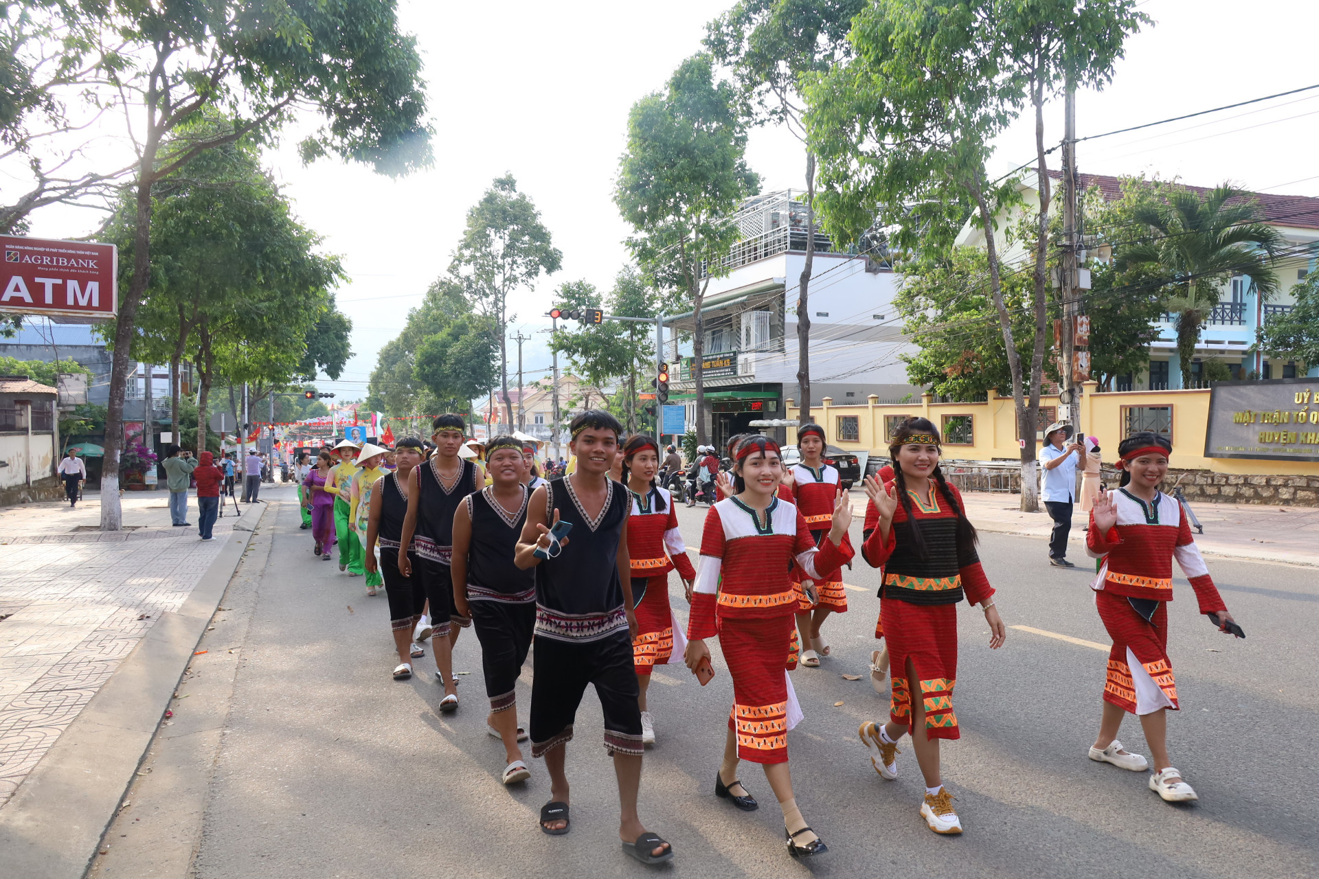 Màn diễu hành của các thành viên đội văn nghệ xã Cam Thịnh Tây (TP. Cam Ranh).
