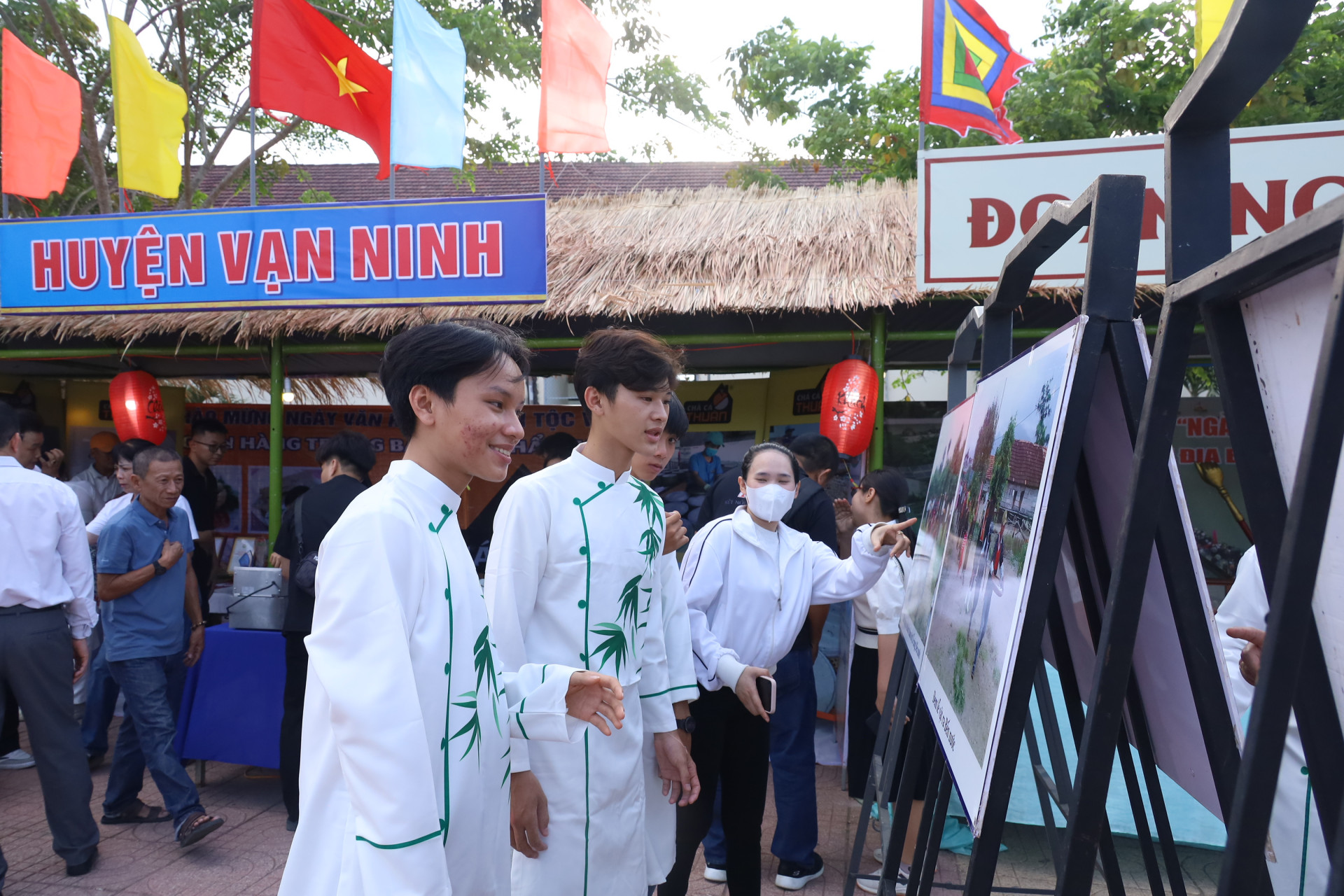 Các bạn trẻ tham gia Ngày Văn hóa các dân tộc Việt Nam trên địa bàn tỉnh xem những bức ảnh giới thiệu về hoạt động văn hóa ở các địa phương.