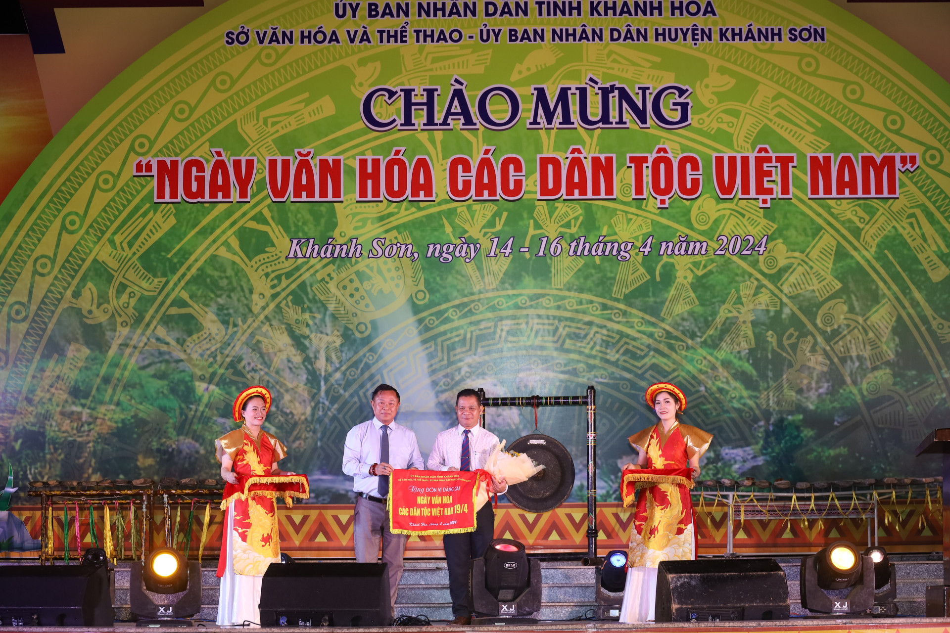 Lãnh đạo Sở Văn hóa và Thể thao trao cờ cho lãnh đạo huyện Khánh Sơn - địa phương đăng cai tổ chức Ngày Văn hóa các dân tộc Việt Nam trên địa bàn tỉnh năm 2024.