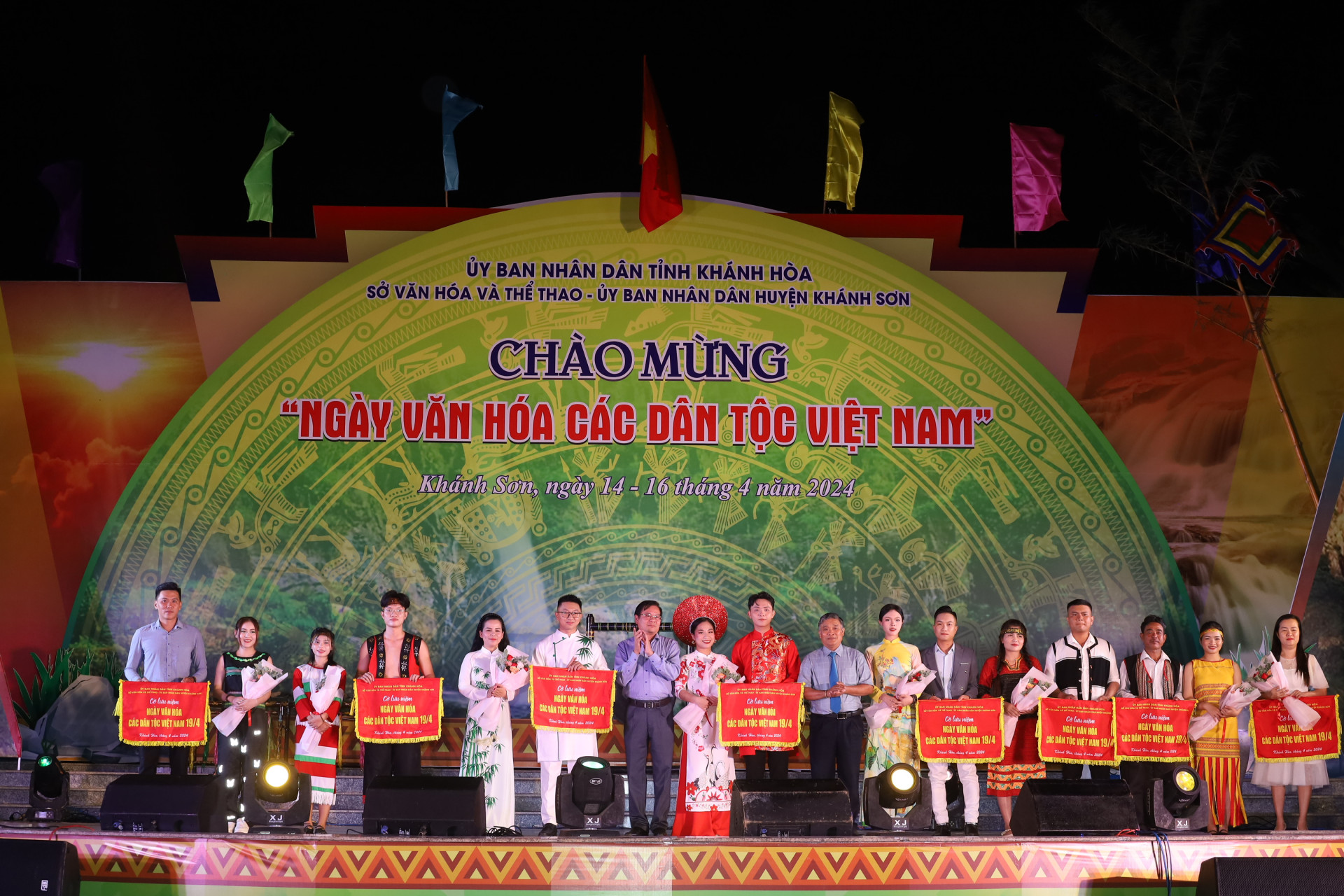 Ông Trần Mạnh Dũng và lãnh đạo huyện Khánh Sơn tặng hoa chúc mừng, cờ lưu niệm cho đại diện các địa phương tham gia Ngày Văn hóa các dân tộc Việt Nam trên địa bàn tỉnh.